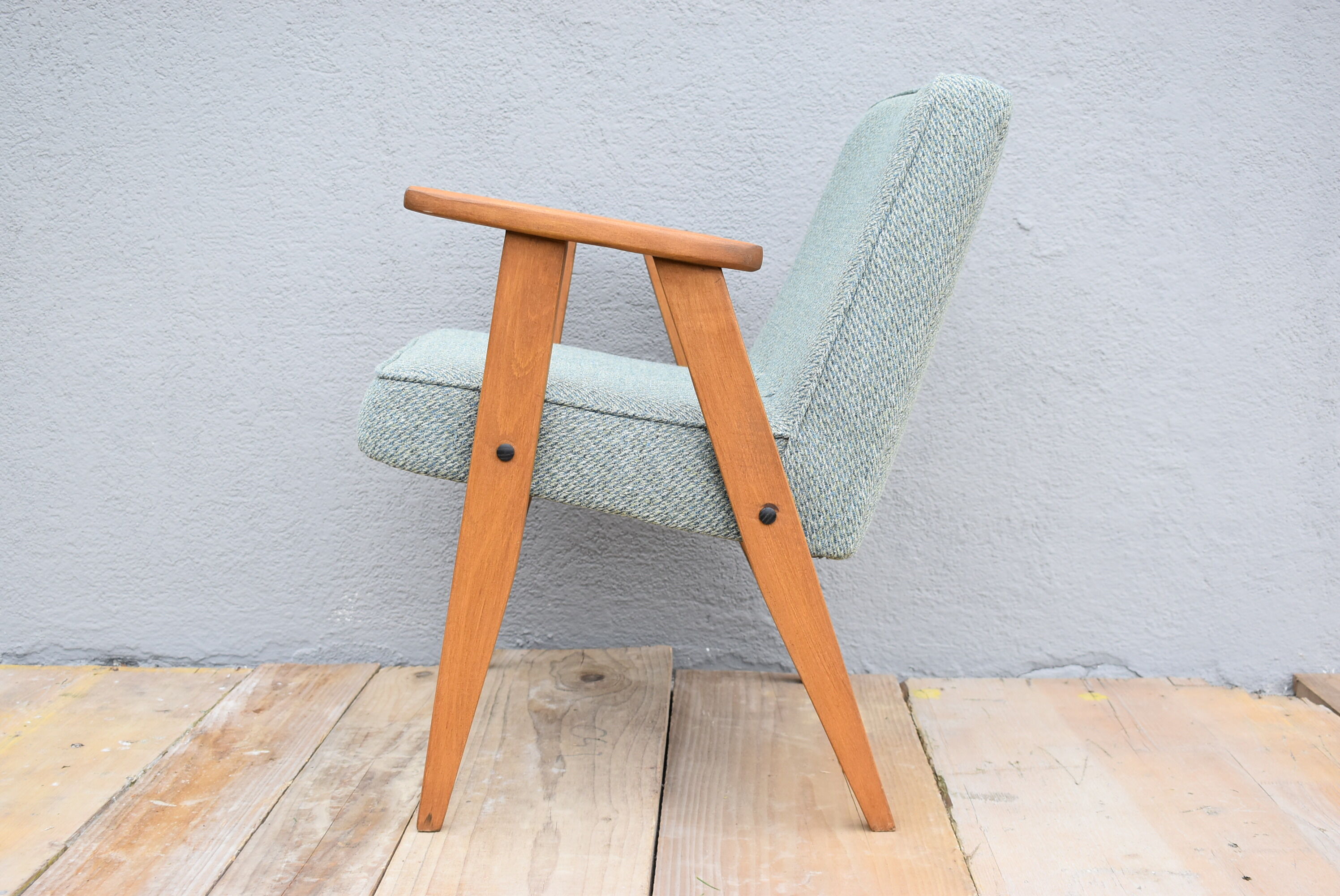 Fauteuil restauré vintage, années 60, conçu par J.Chierowski, tissu vert