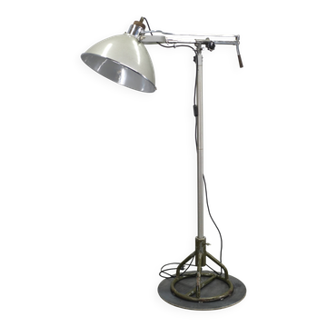 Lampe chirurgicale industrielle tchèque de l'hôpital militaire, années 1950.