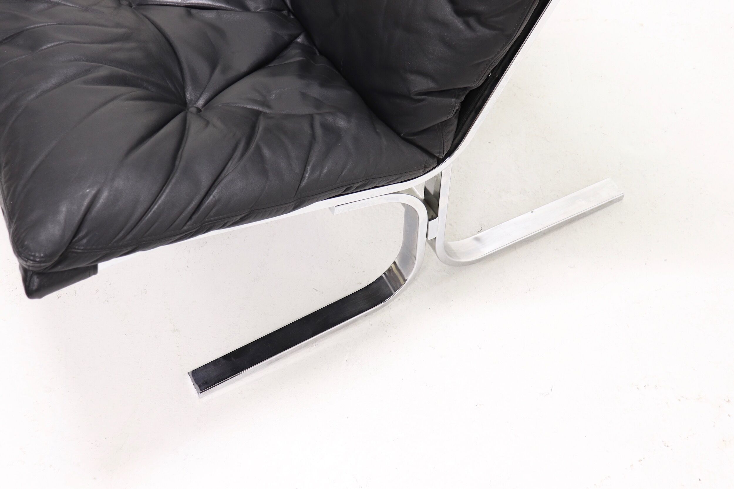Fauteuil en cuir noir et chrome 1970
