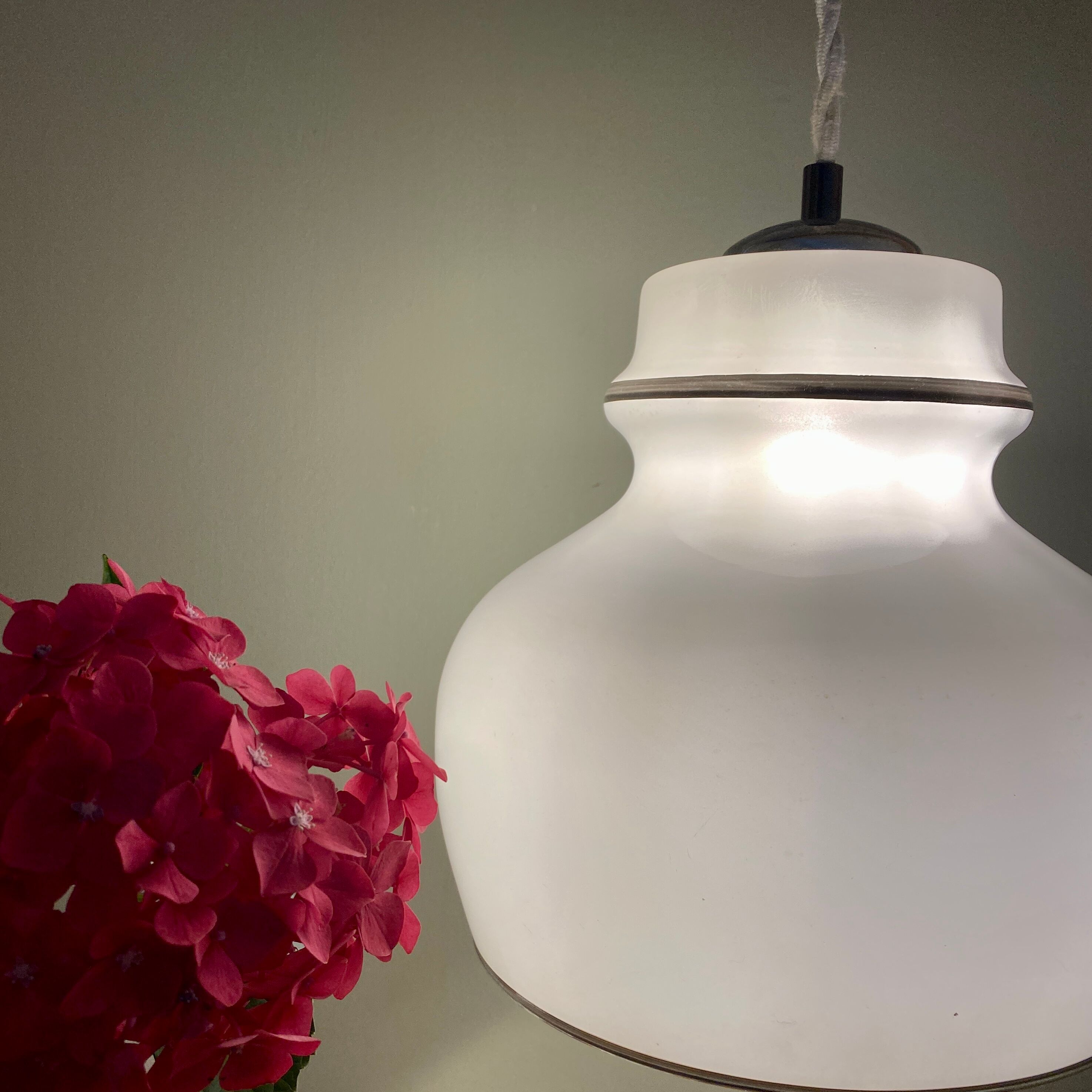 Suspension globe vintage XXL en opaline blanche liserés argentés