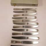 12 couteaux en métal argenté,  ercuis