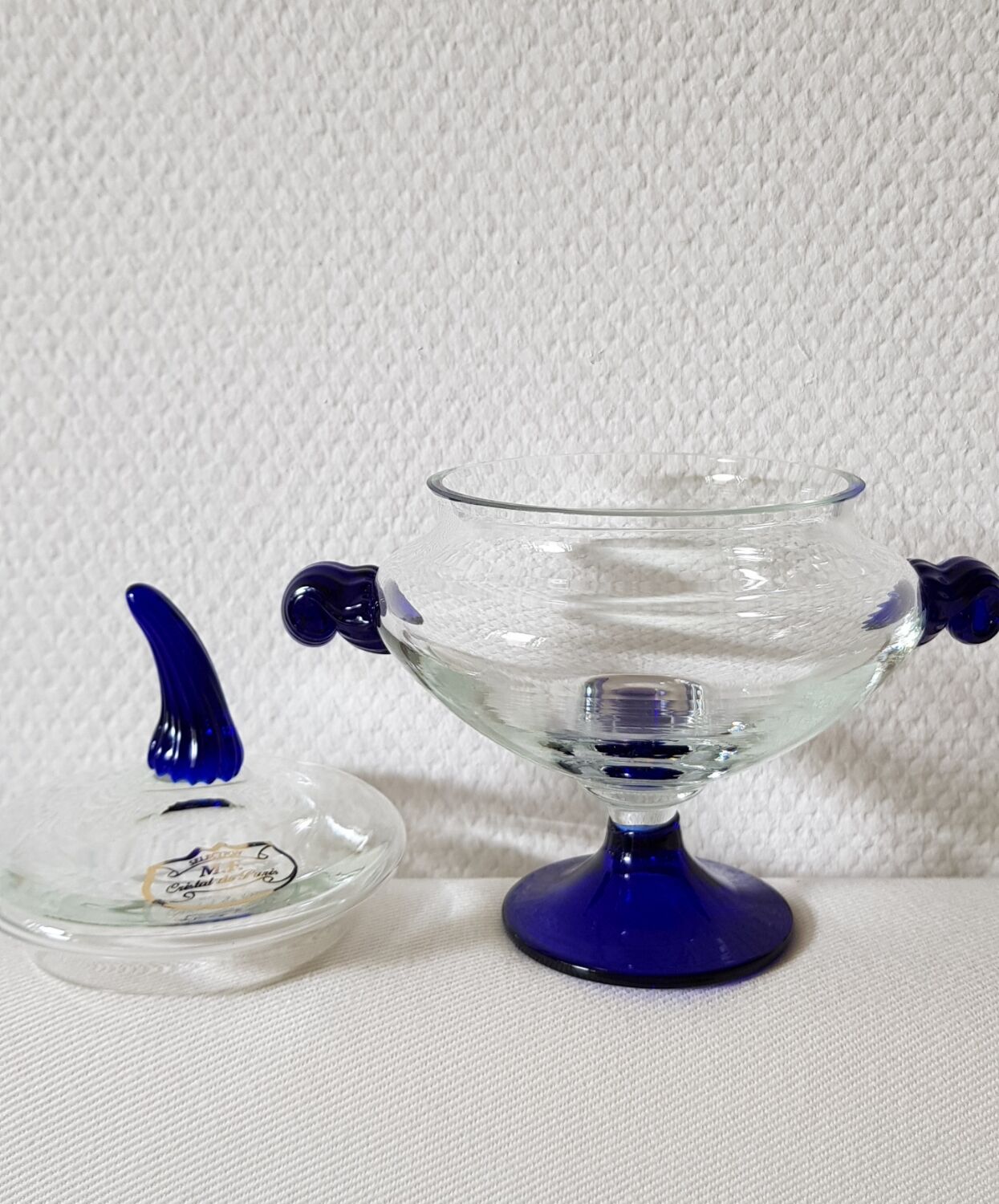 Plat de bonbonnière Cristal de Paris avec des détails bleu cobalt