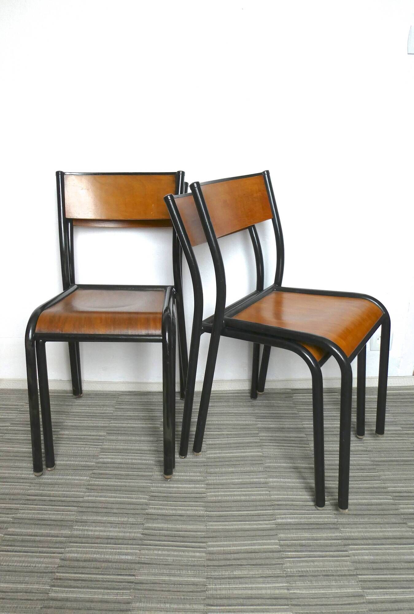 Lot of 4 adult school chairs, wood and black metal