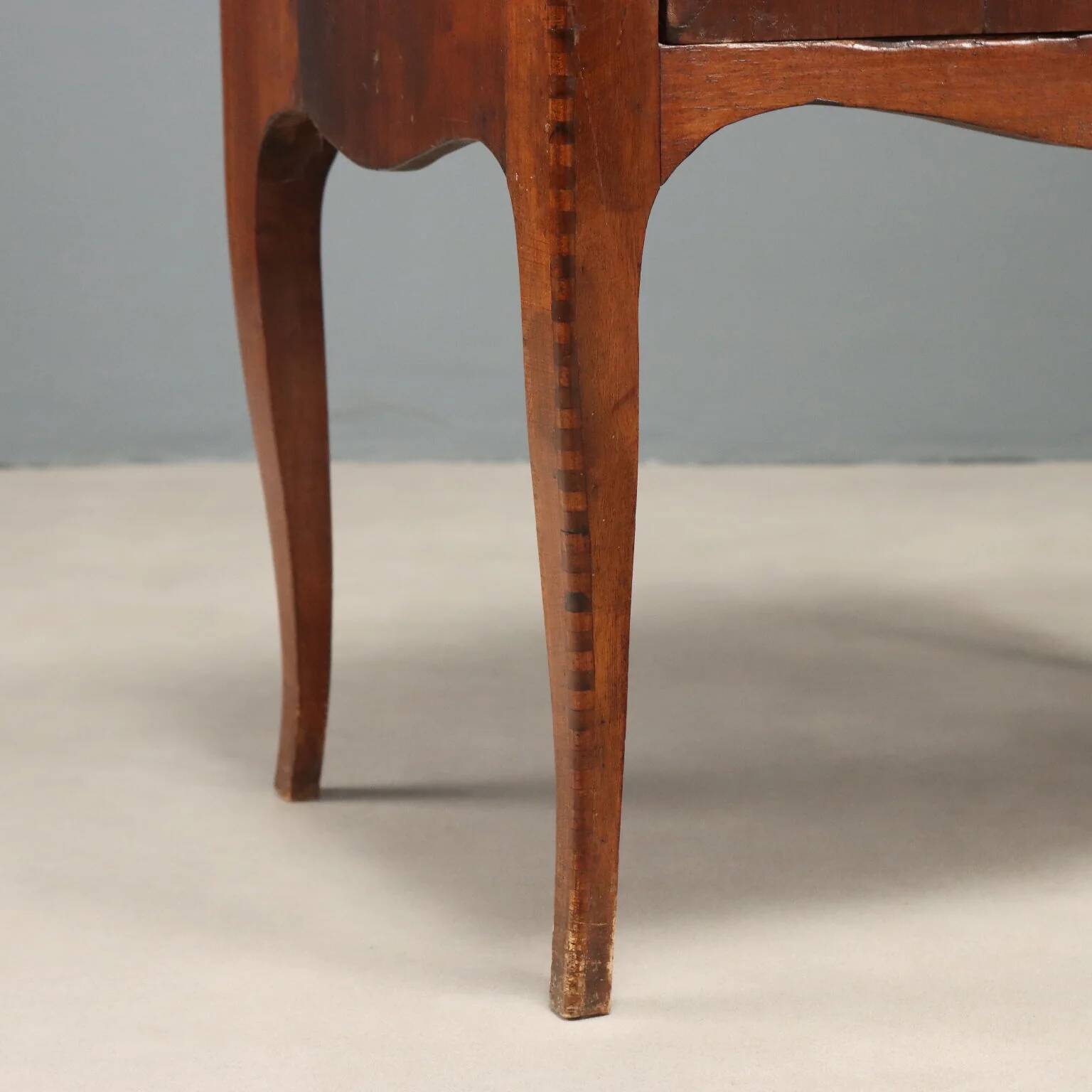Pair of walnut bedside tables in Barocchetto style
