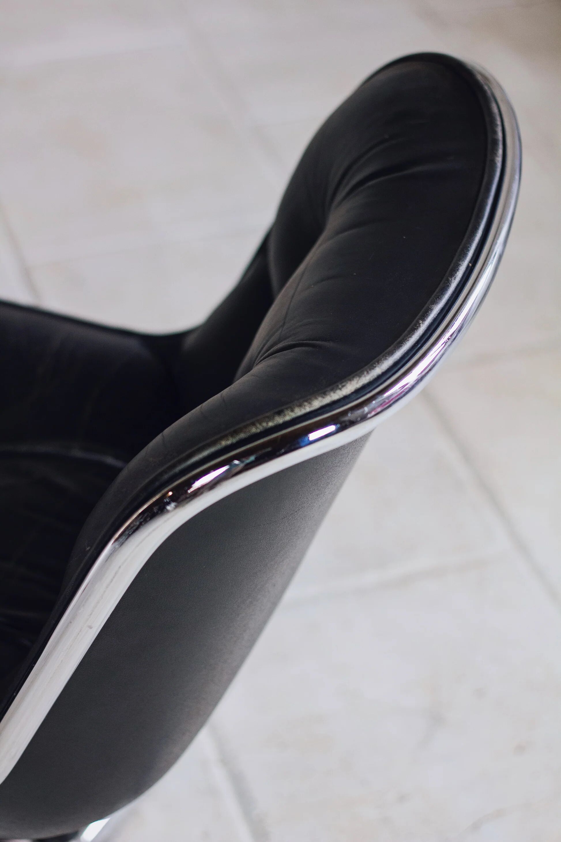 Black leather office chair by Charles Pollock for Knoll