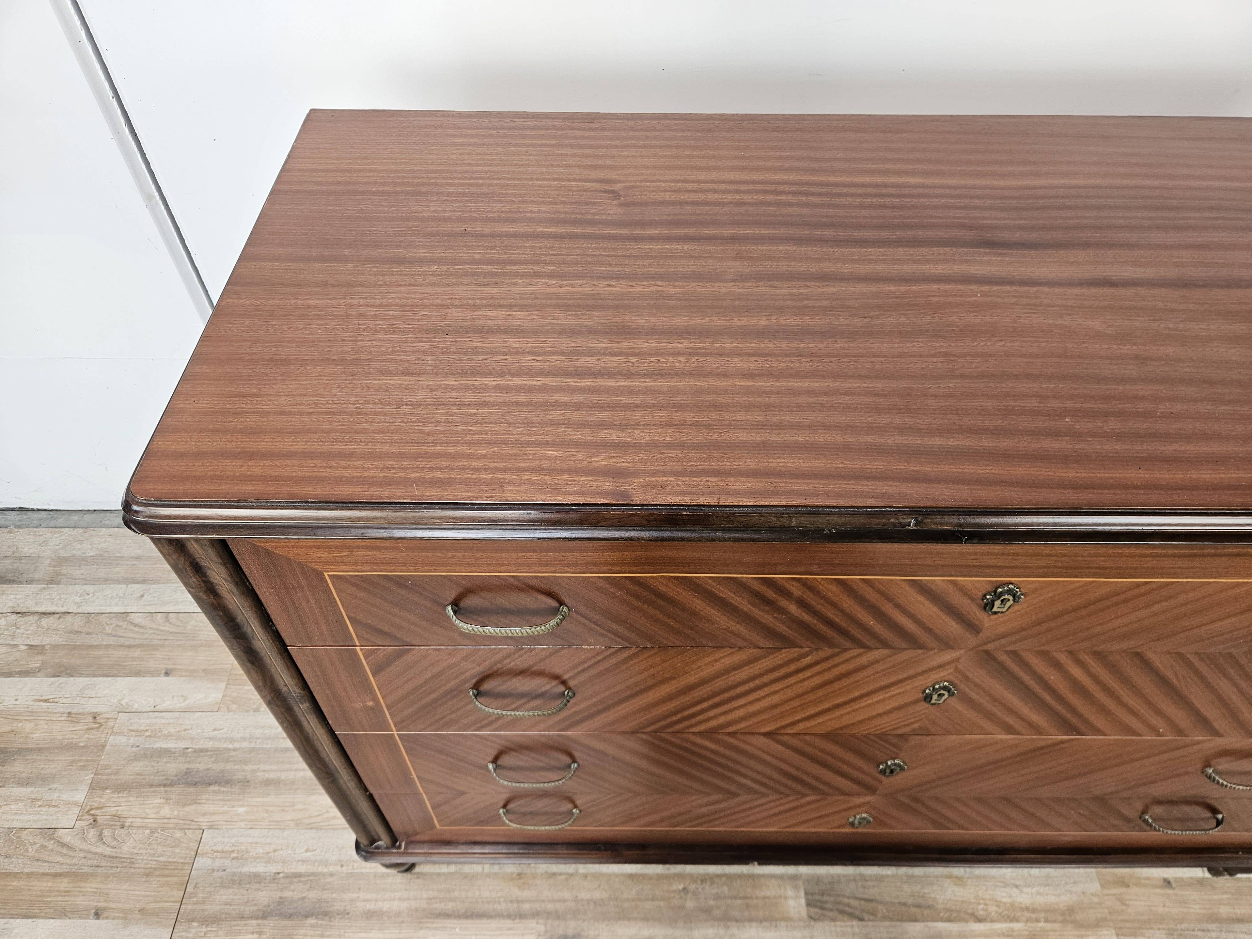 Commode des années 1980 en noyer, palissandre et érable.