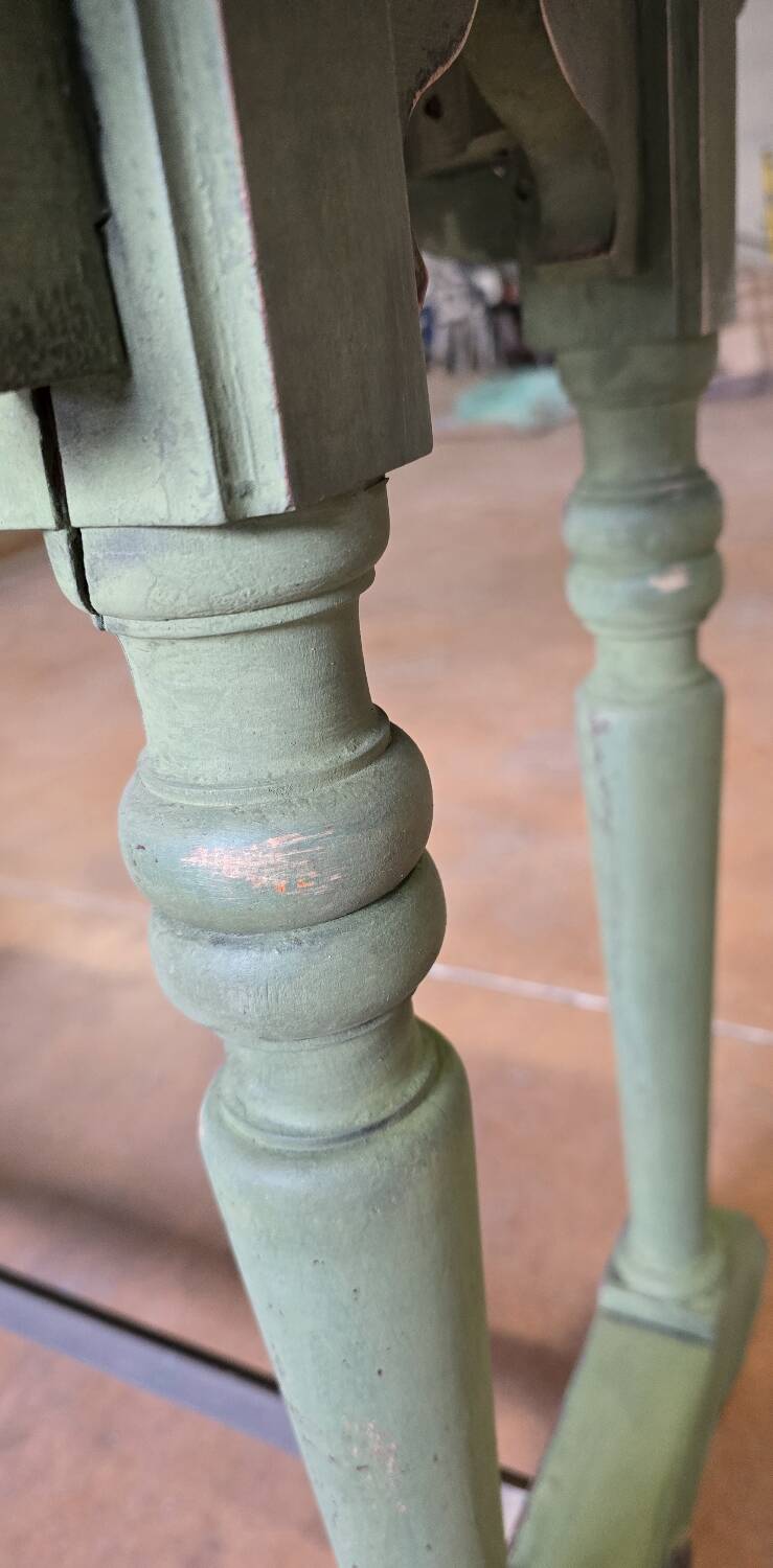 Table ancienne de métier en bois patiné, piètement vert – 105 cm