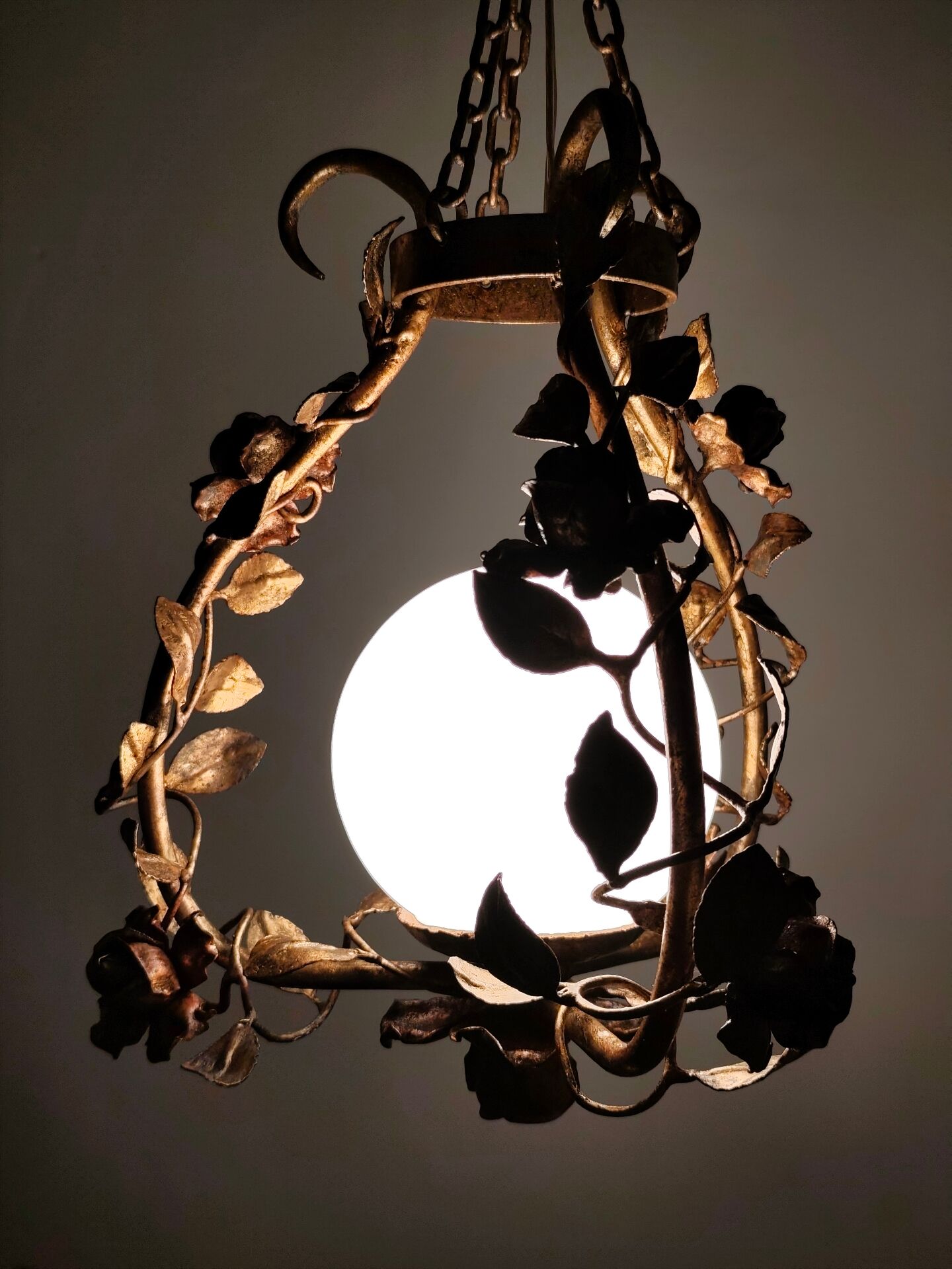 Suspension en fer forgé et enfeuille d'or, Espagne, années 1970
