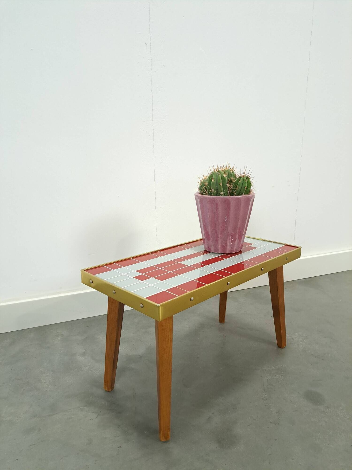 Table d'appoint design Hellerau à damier avec verre et bord doré No. 15