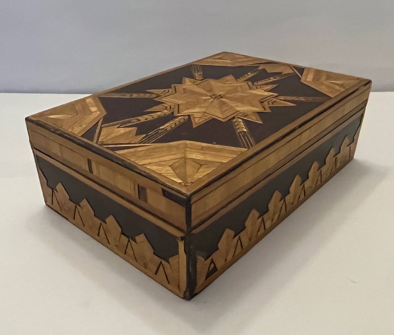 Boîte à bijoux en bois à marqueterie de paille