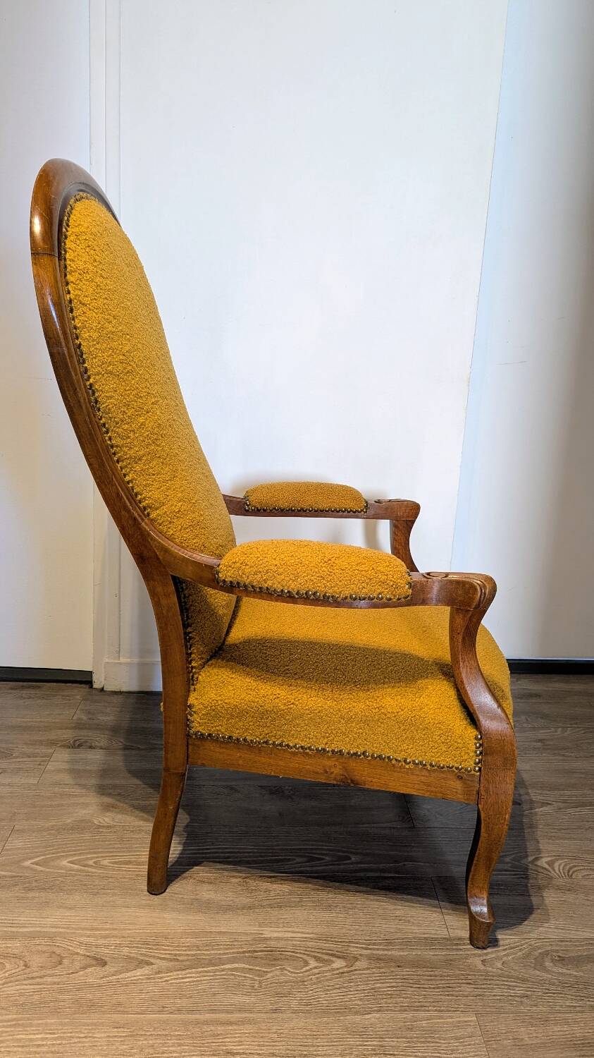 Fauteuil Voltaire ancien restauré, garnissage traditionnel, tissu bouclette