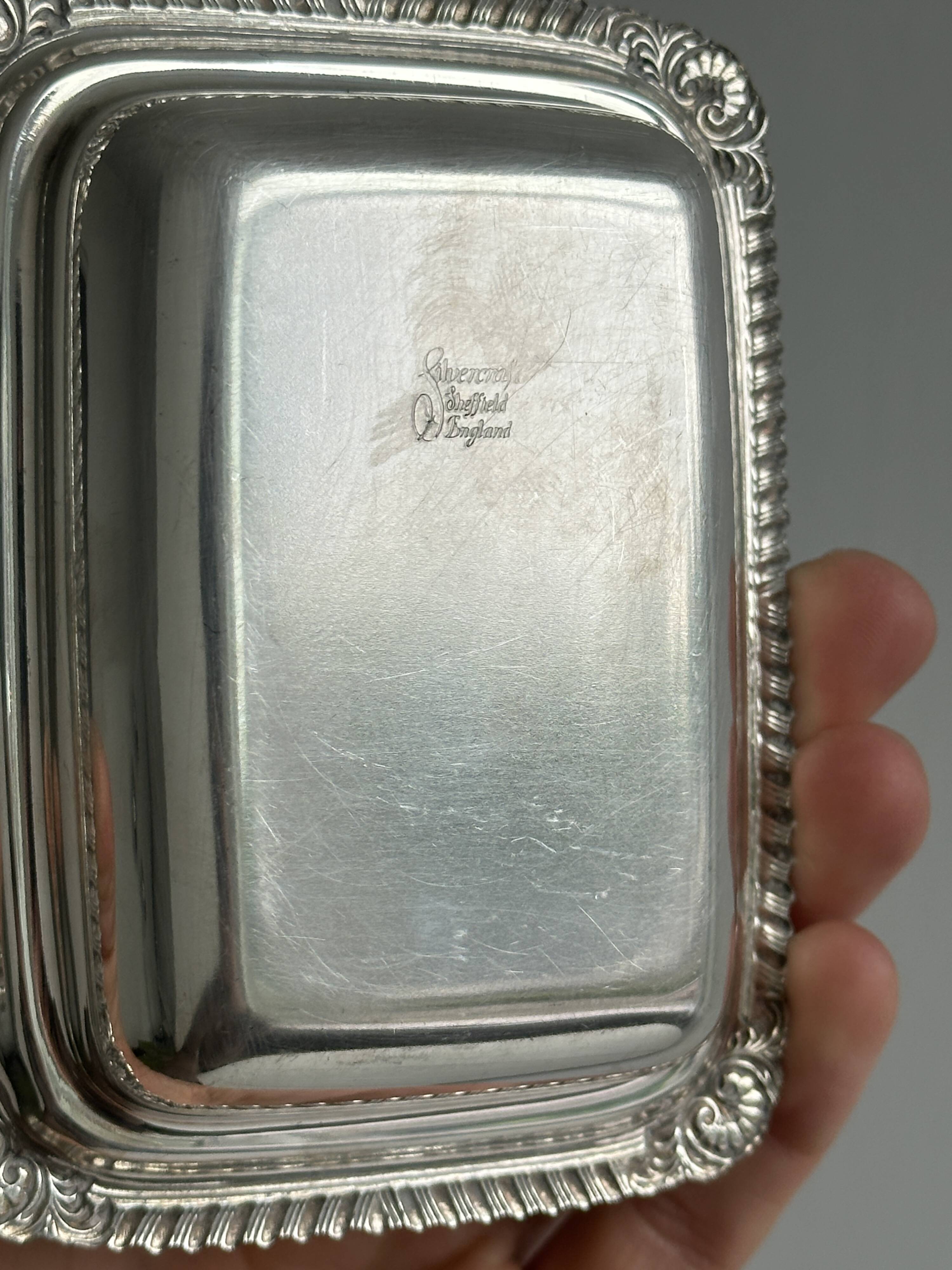 Beurrier en métal léger et verre taillé