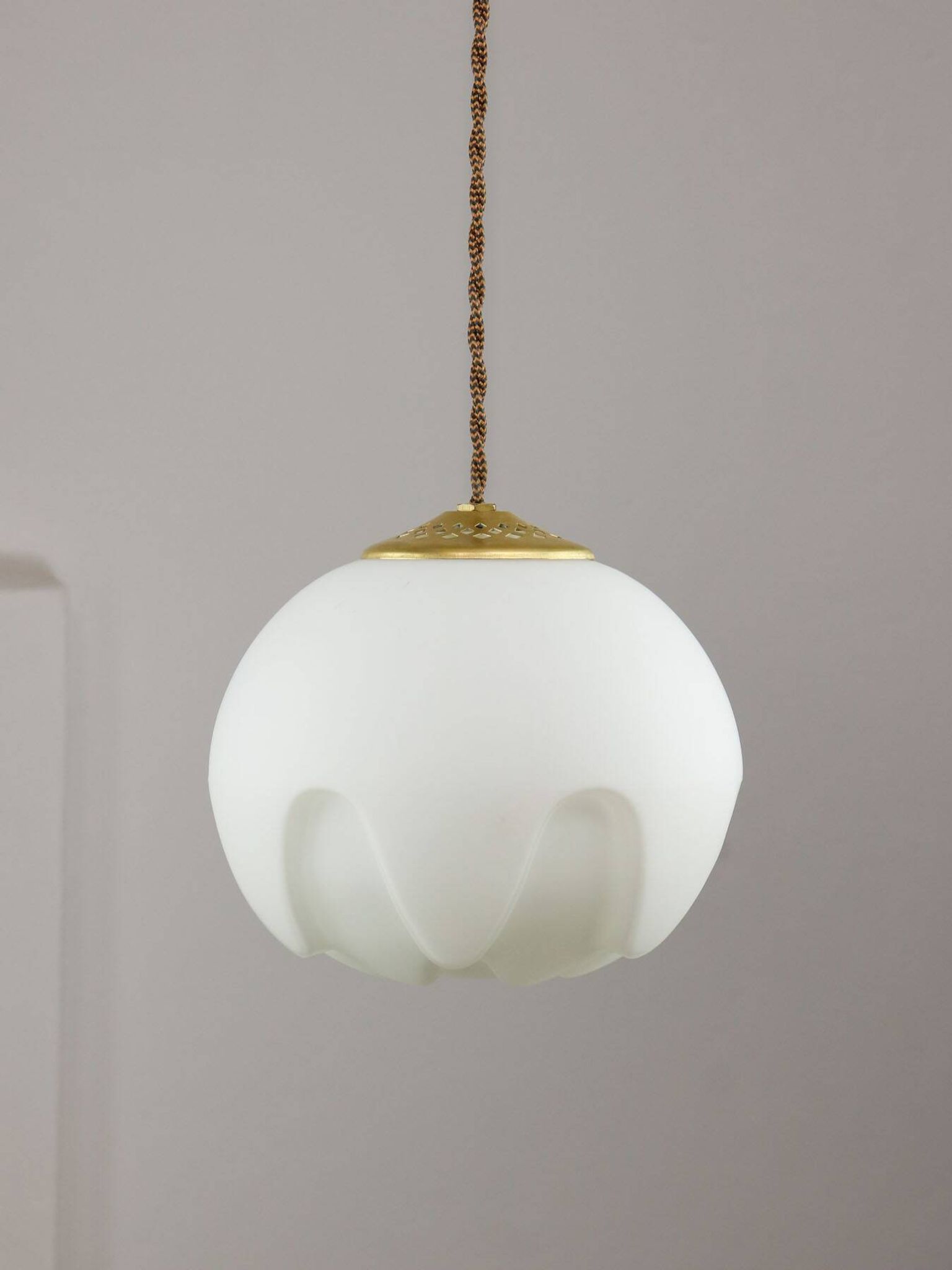 Lampe suspendue en laiton et opaline italienne du milieu du siècle