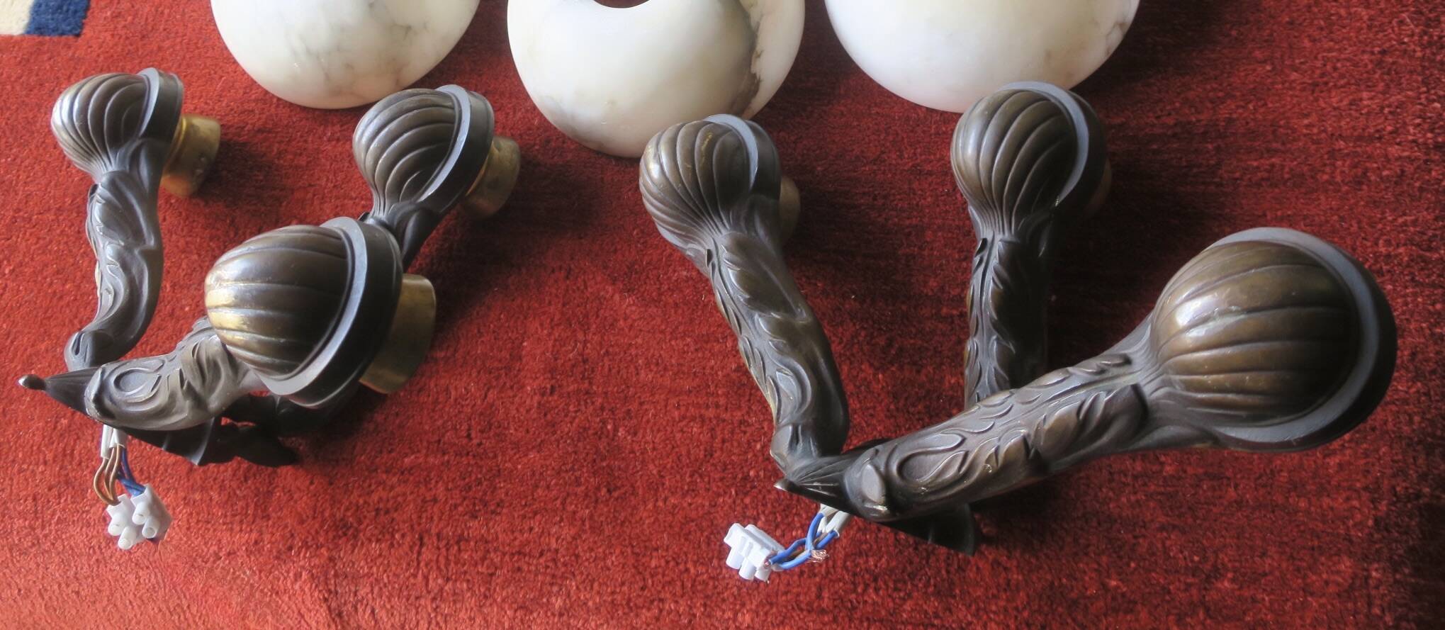 Paire d'appliques murales anciennes en bronze et albâtre à trois bras, 1910