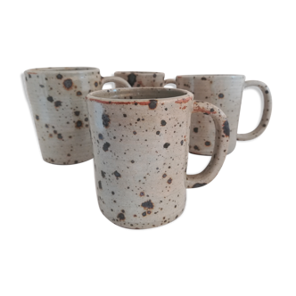 Ensemble de quatre mugs en terre cuite