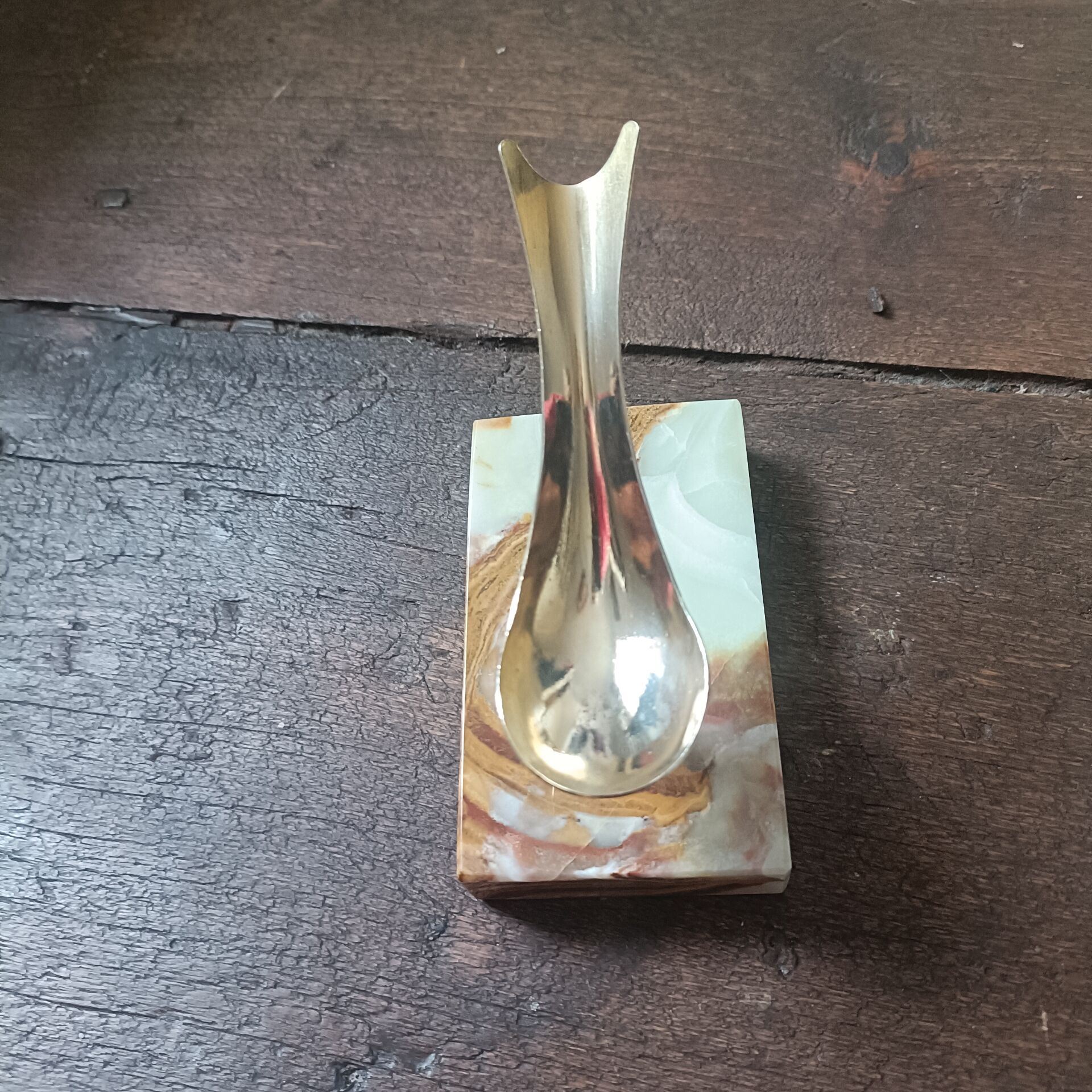 Porte-pipe en agate et laiton
