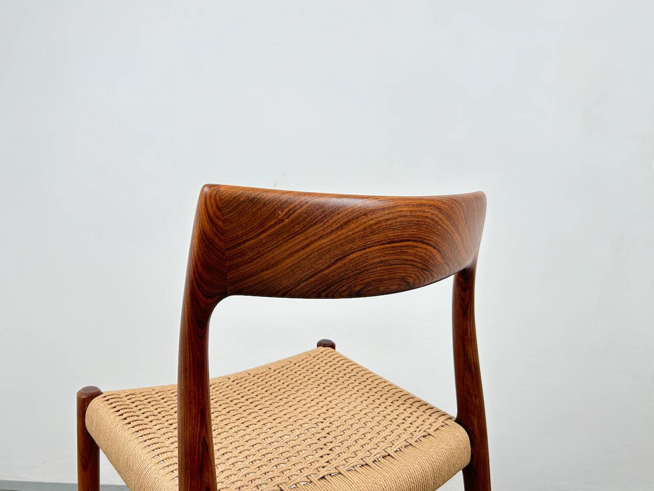 Ensemble de 2 chaises modèle 77 en palissandre et corde à papier par Niels O. Møller