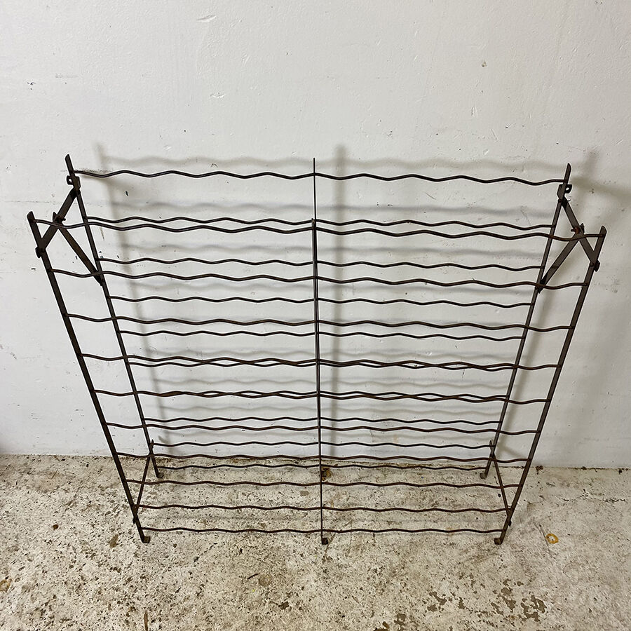 Metal bottle rack