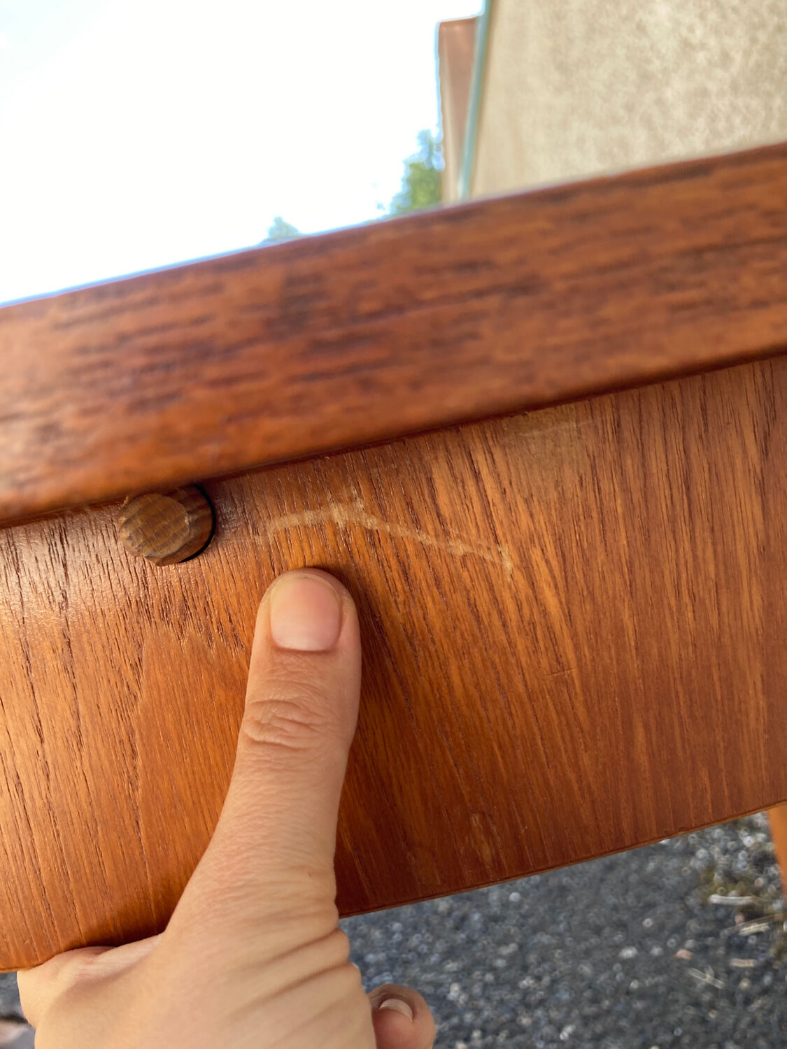 Scandinavian extendable round table