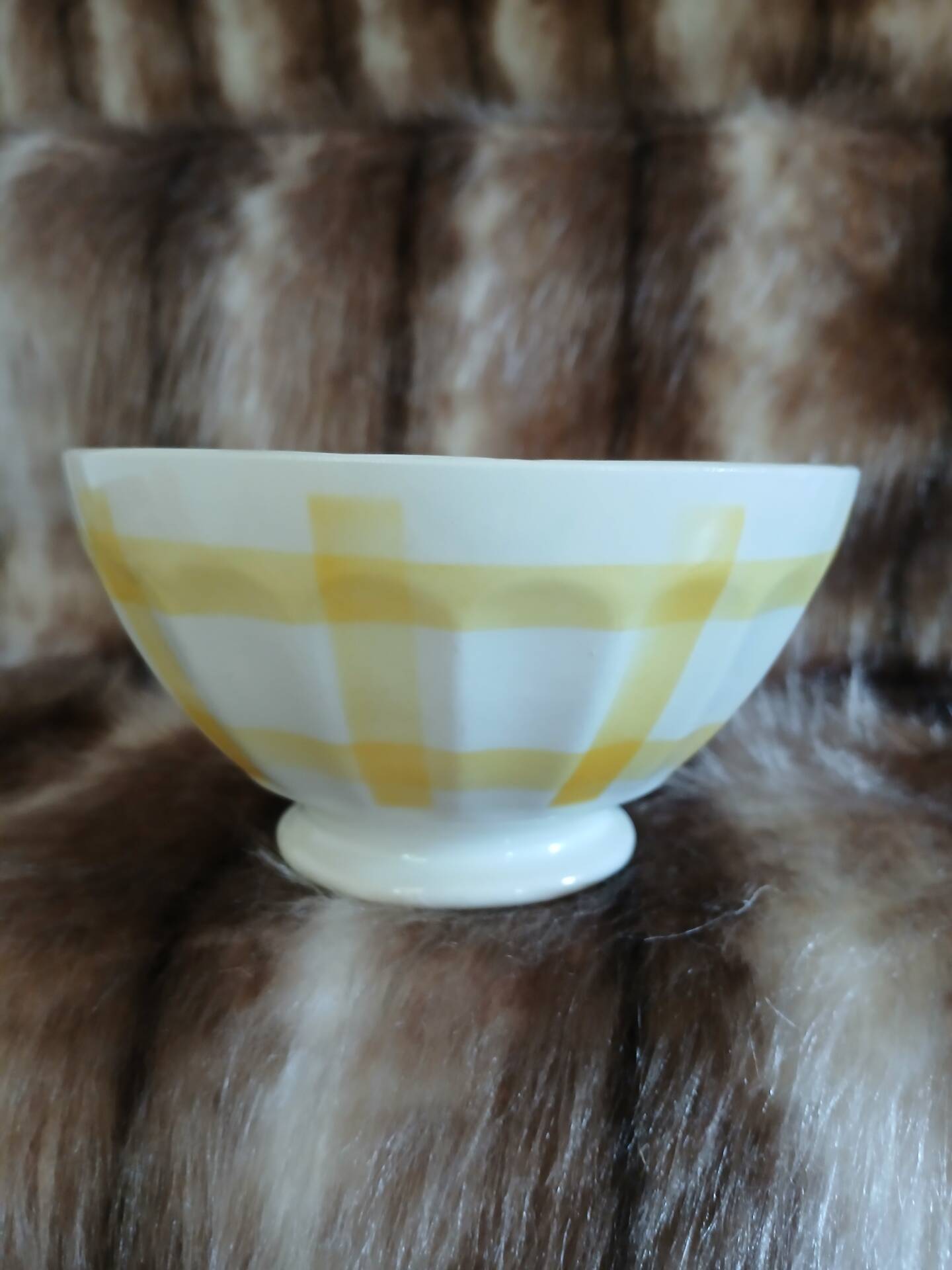 2 old model bowls tablecloth