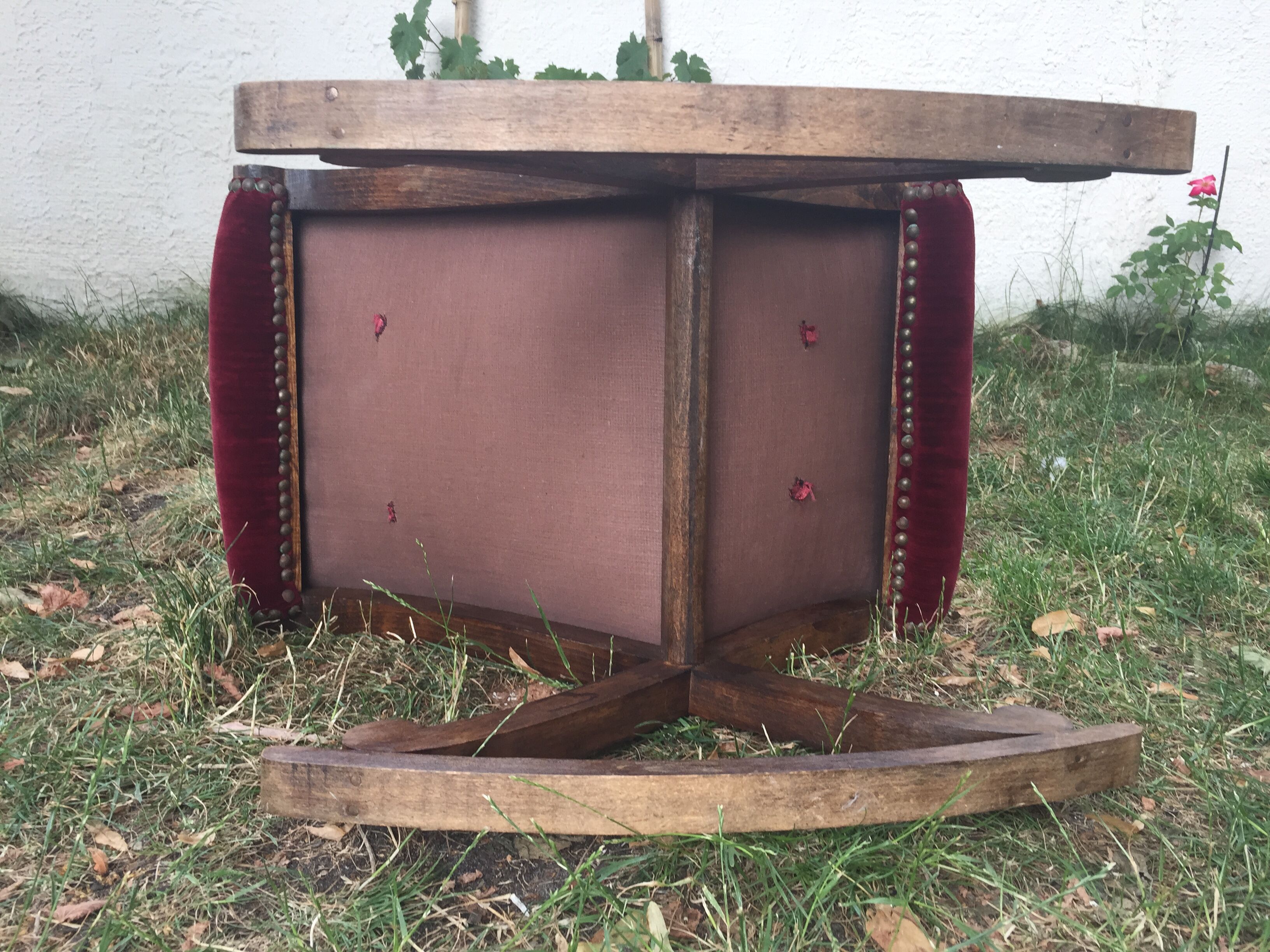 50s footrest in red velvet and scuplented wood