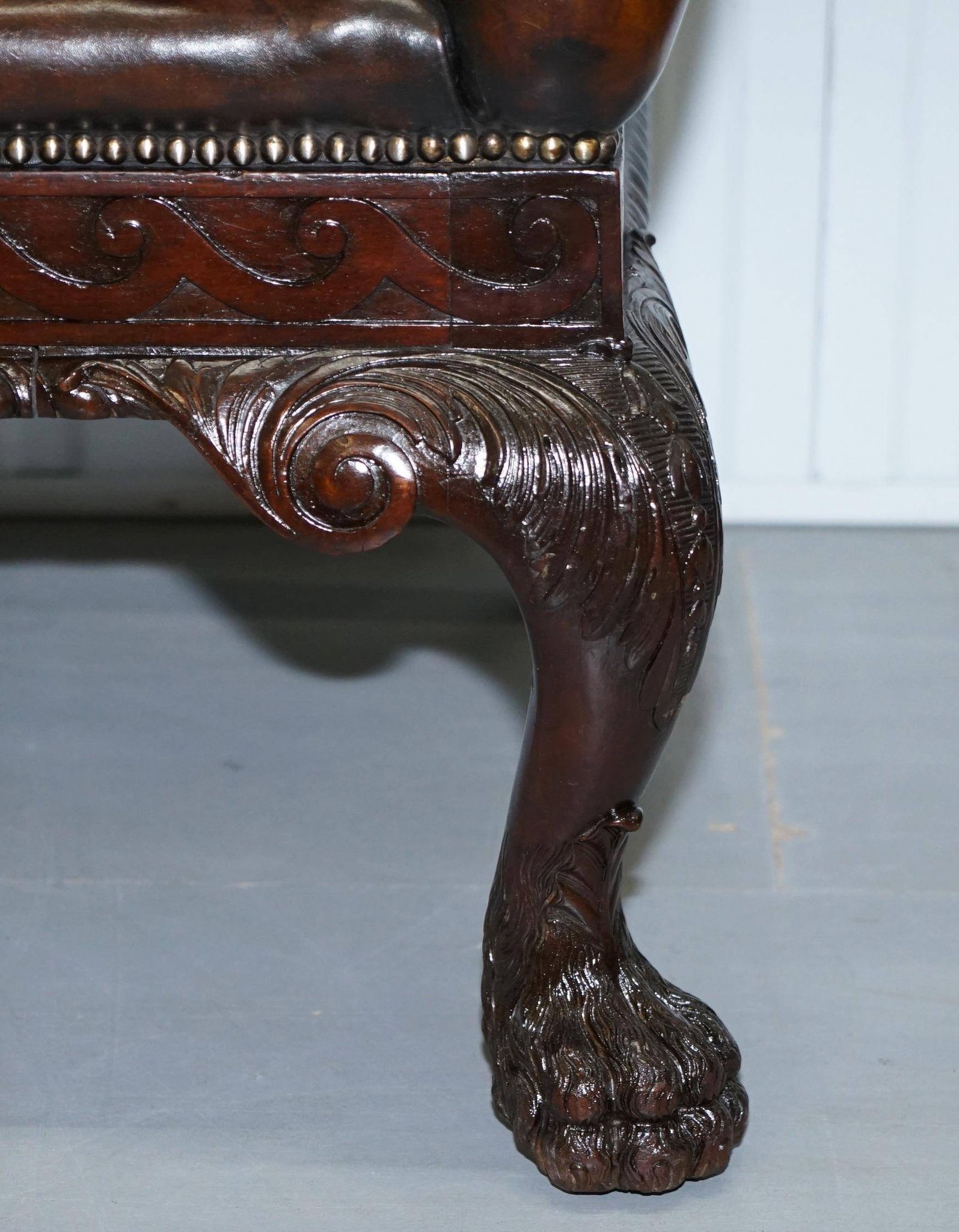 Chesterfield leather canapé in Georgian style with lion paw carved feet.