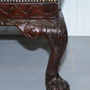 Chesterfield leather canapé in Georgian style with lion paw carved feet.