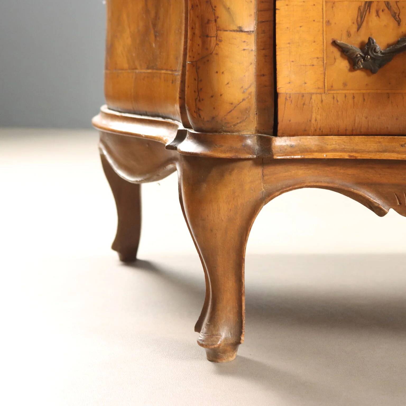 Antique drop-leaf secretary in baroque style made of walnut and maple, 20th century.