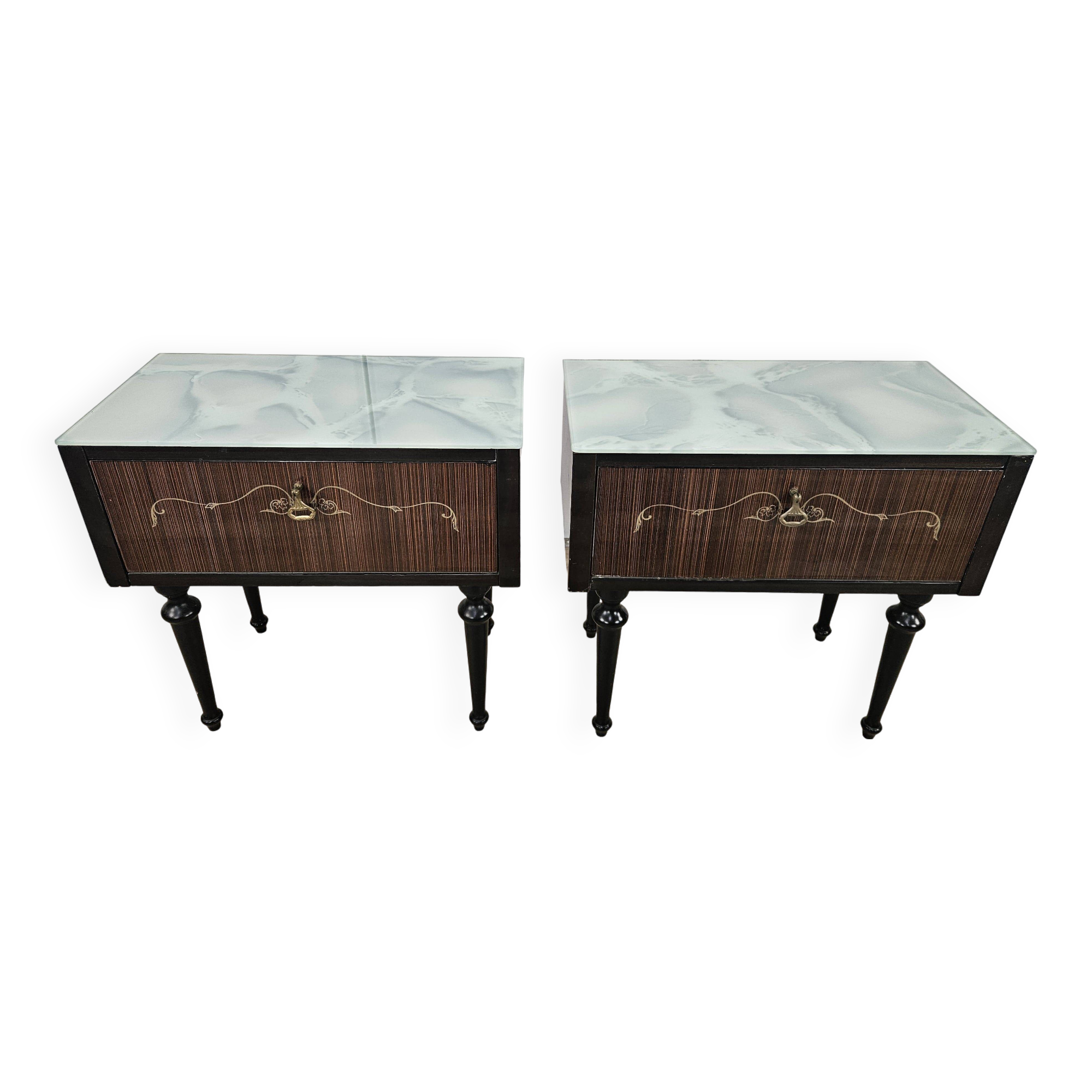 Paire de tables de chevet des années 60 avec porte à abattant et plateau en verre bleu