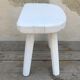 Tabouret ancien tripode de traite en bois blanc décoration vintage