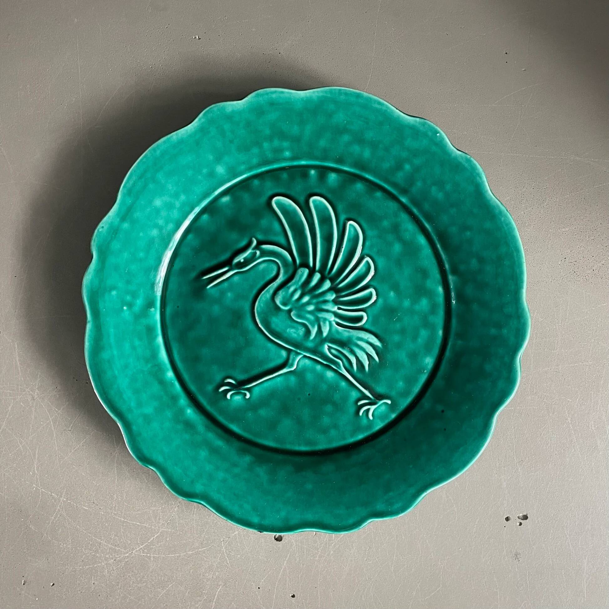 Assiette en barbotine blason de Gruyères