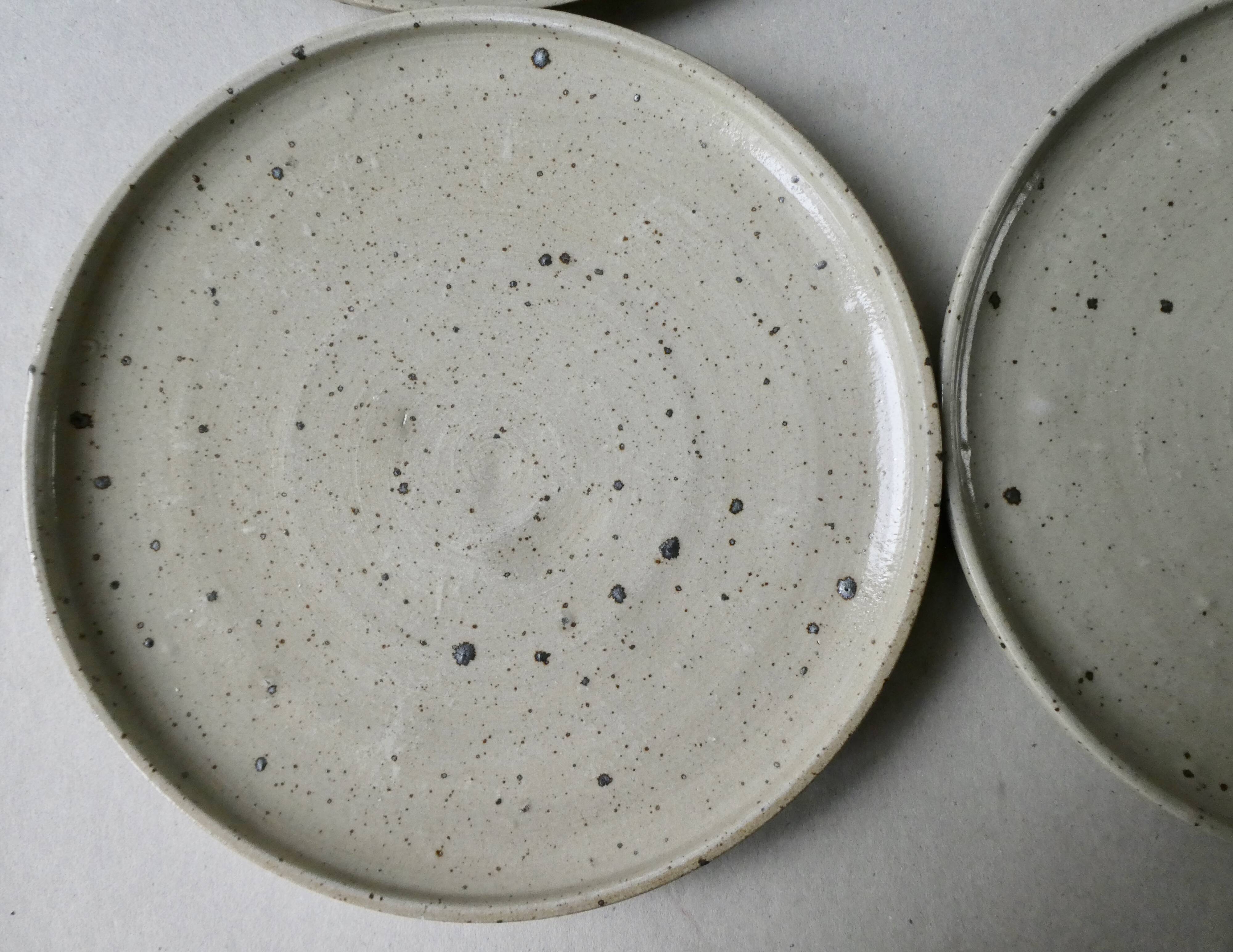 Set of 6 flat plates made of pyrity sandstone, signed