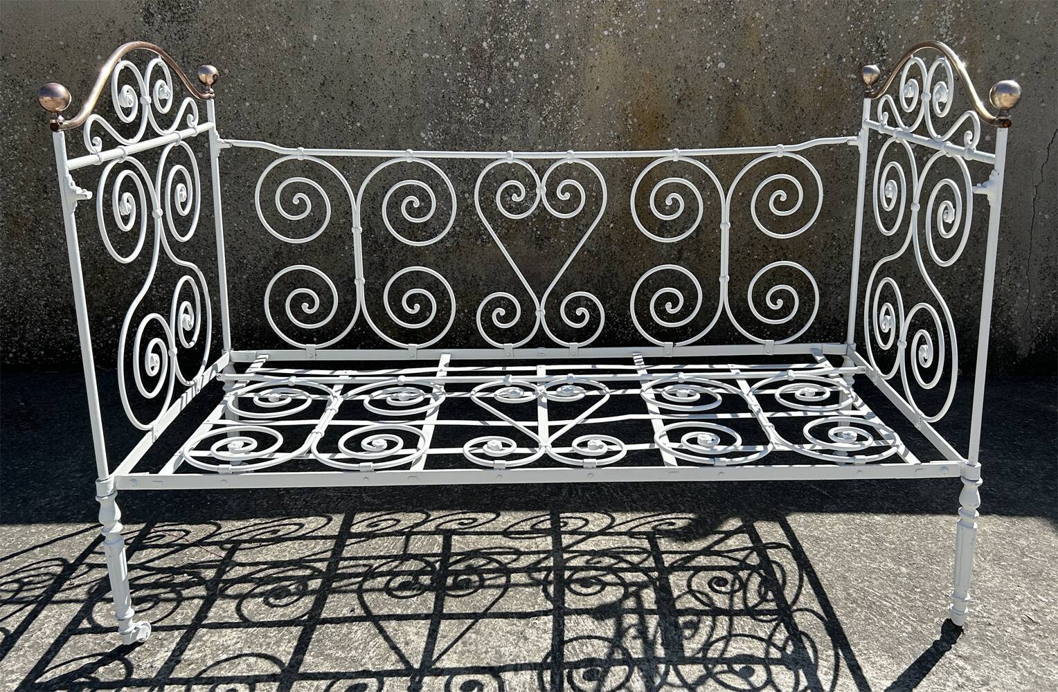 Lit banquette, wrought iron and copper, romantic Napoleonic III style, late 19th century.