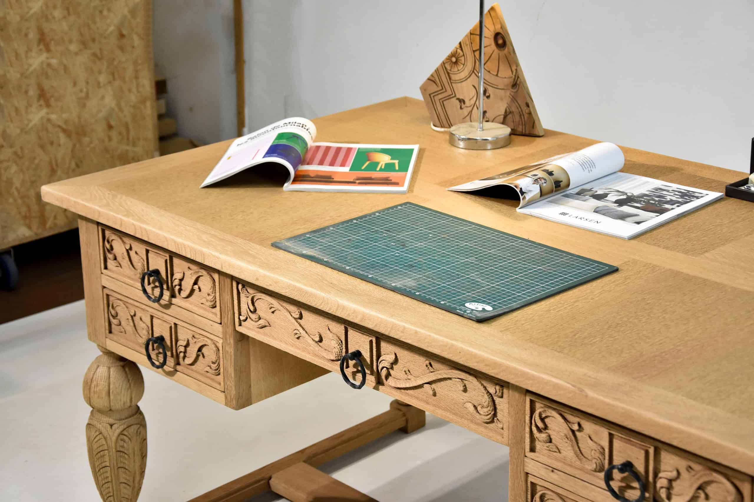Bureau sculpté en chêne clair, style Renaissance
