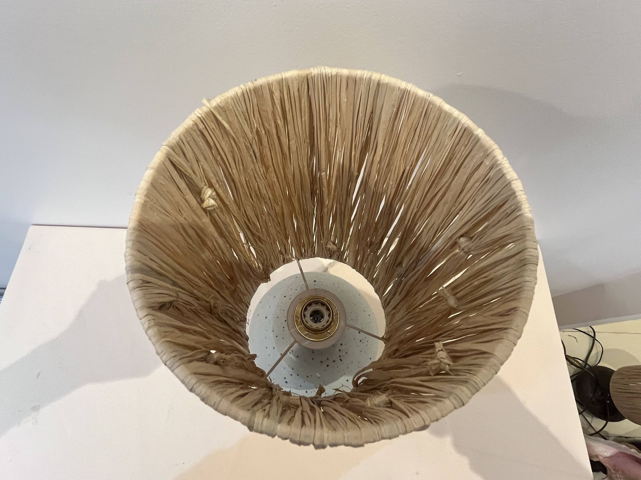 Pied de Lampe vintage en grès céramique beige gris abat-jour en raphia 1970