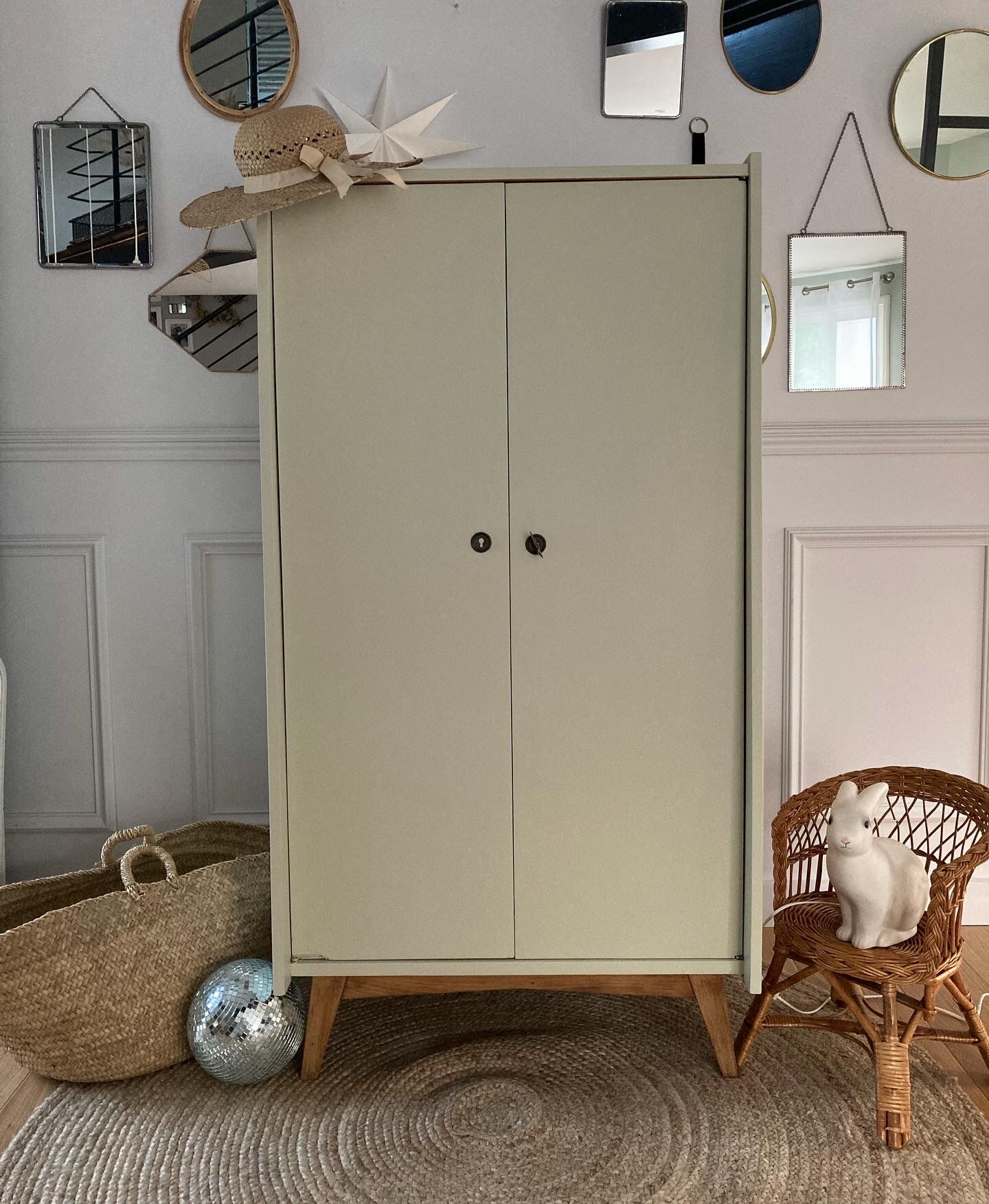 Compass foot cabinet