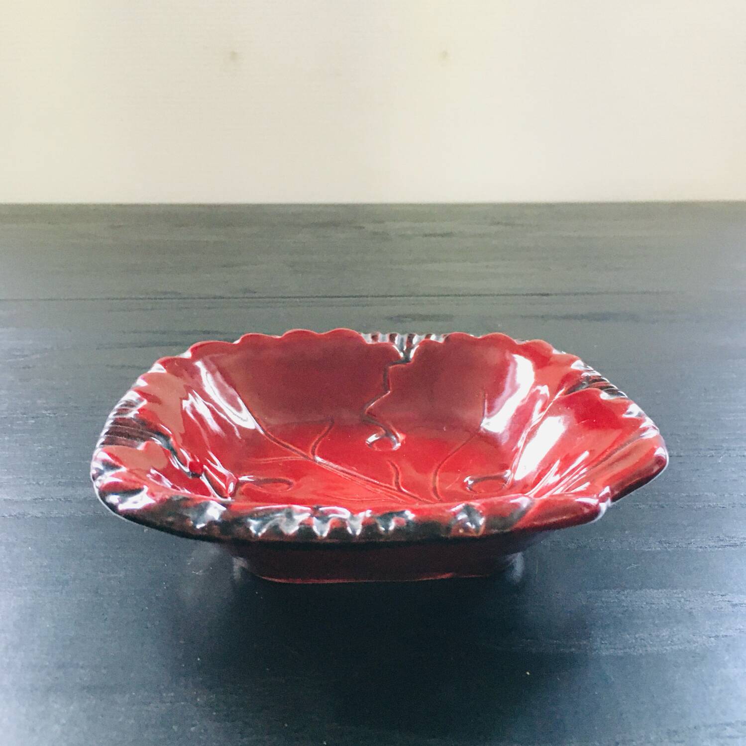 Burgundy leaf emptier