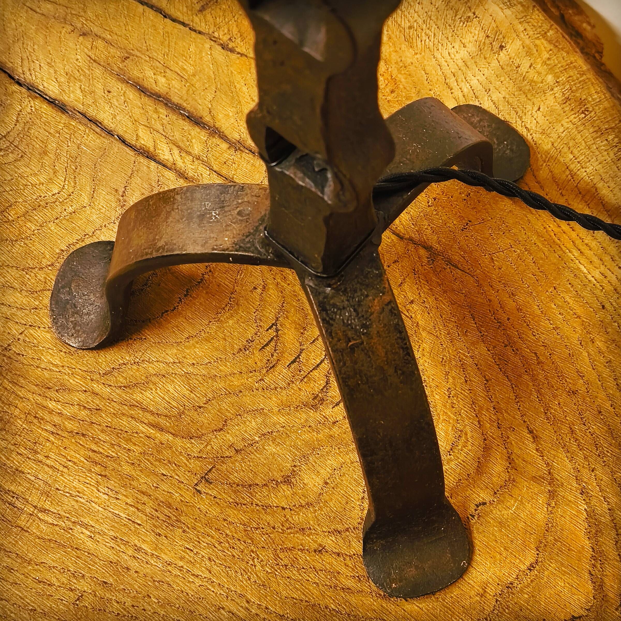 Brutalist lamp base in wrought and beaten iron, France, 1920 to 1960.