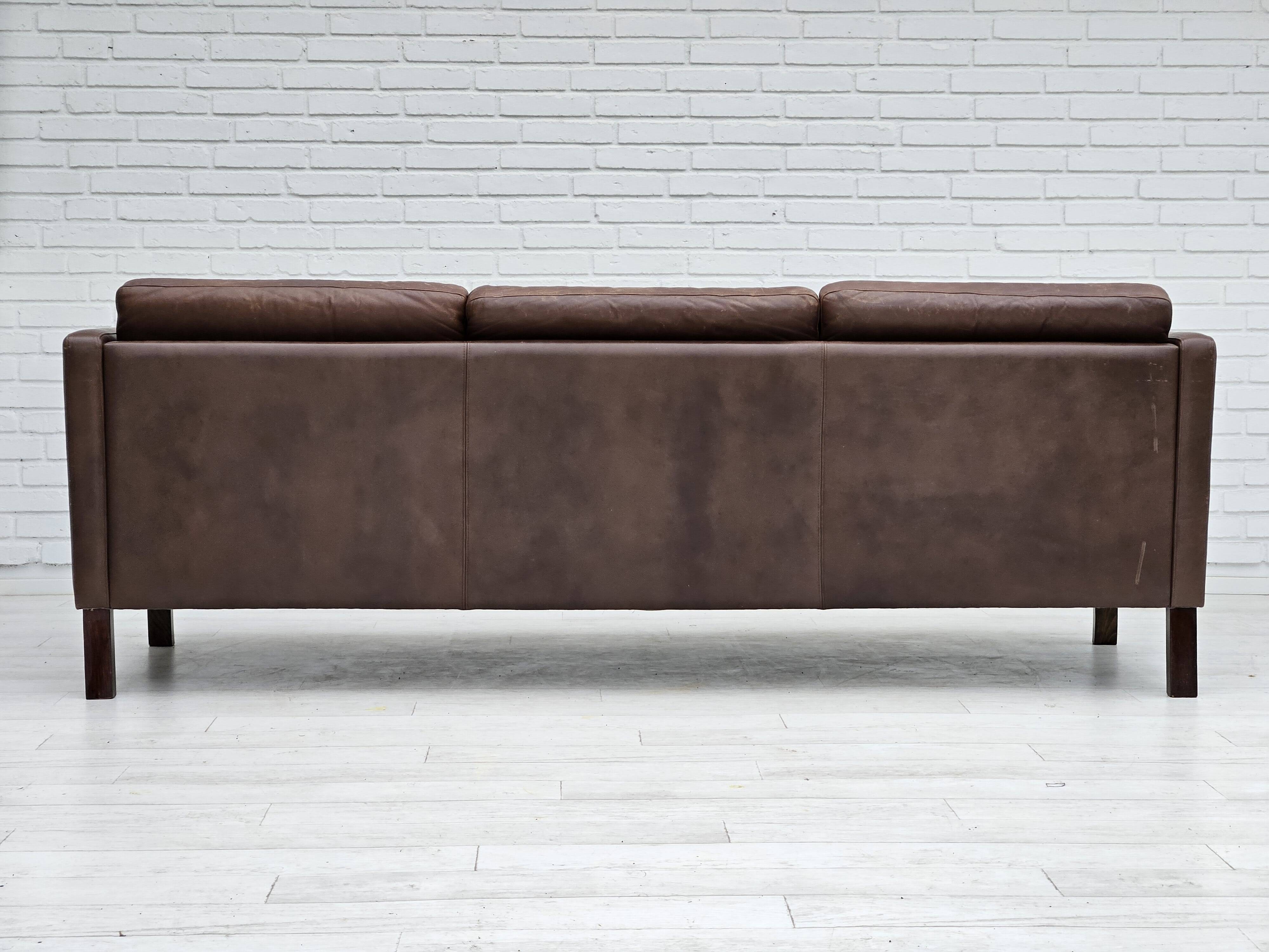 Années 1970, canapé classique danois 3 places, cuir marron d'origine.