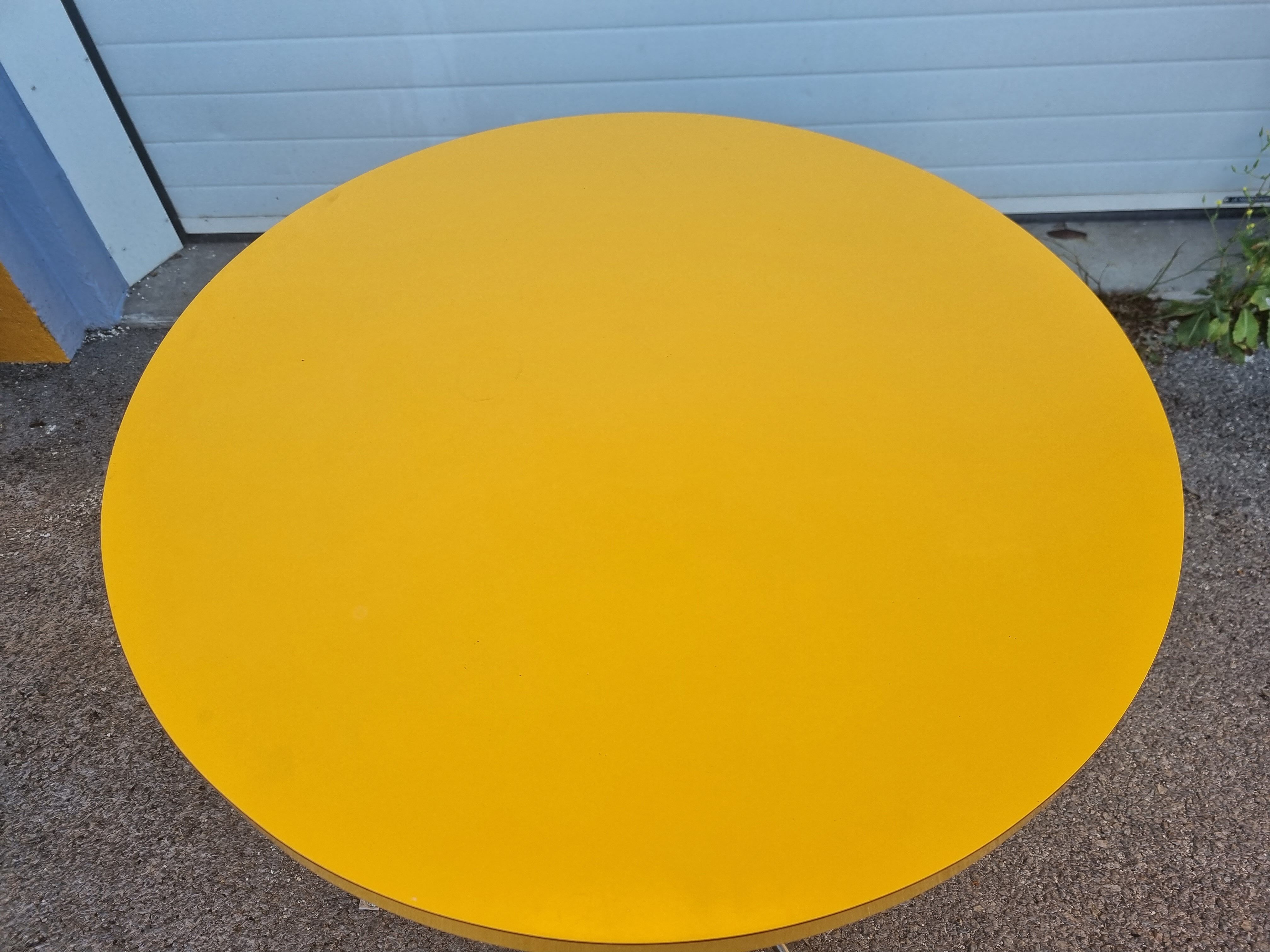 Round table formica yellow 1970