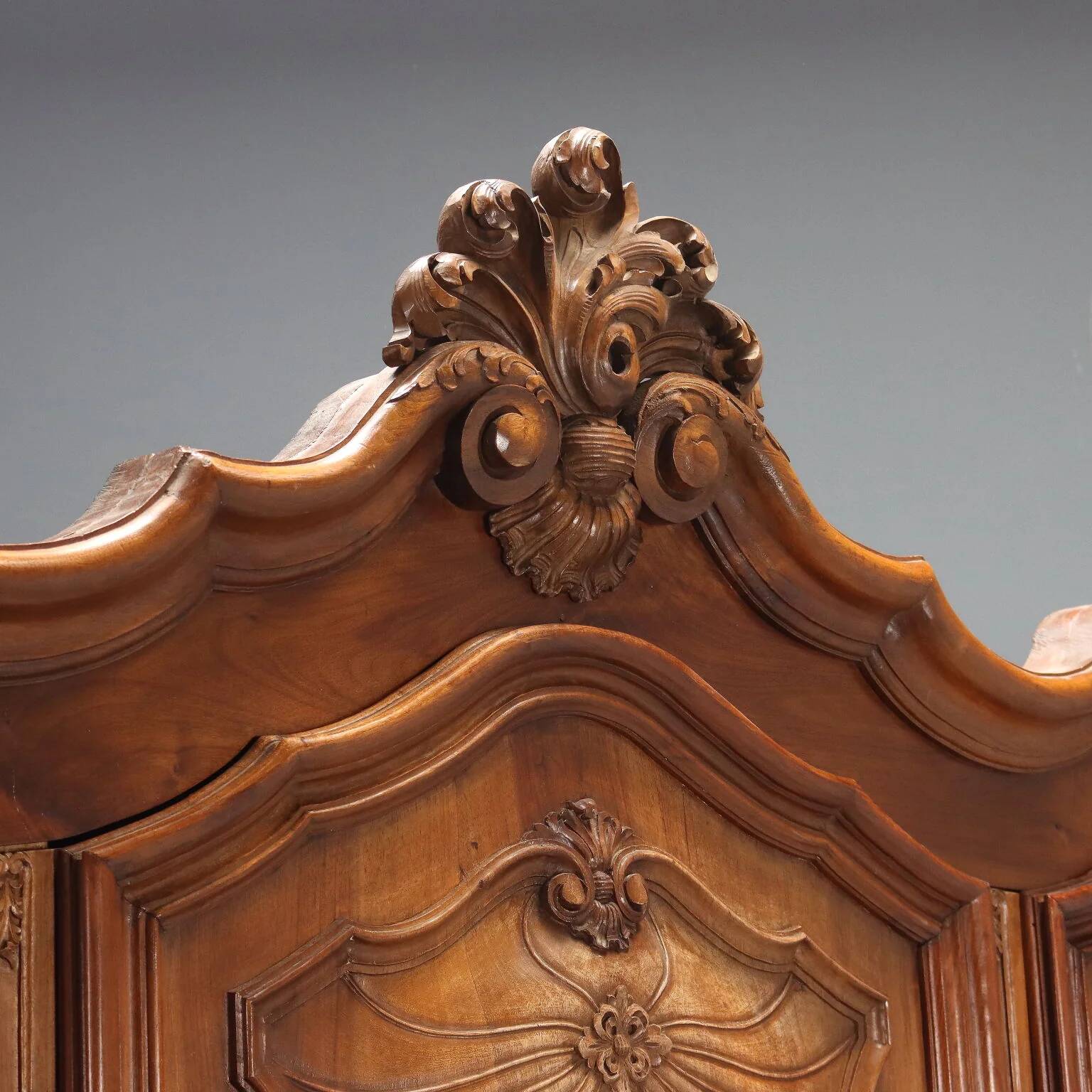 Armoire 3 portes ancienne de style baroque en noyer, XXe siècle