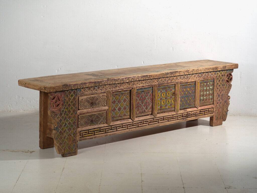 Buffet bas ancien chinois sculpté en sapin à panneaux ornés – Gansu, vers 1930