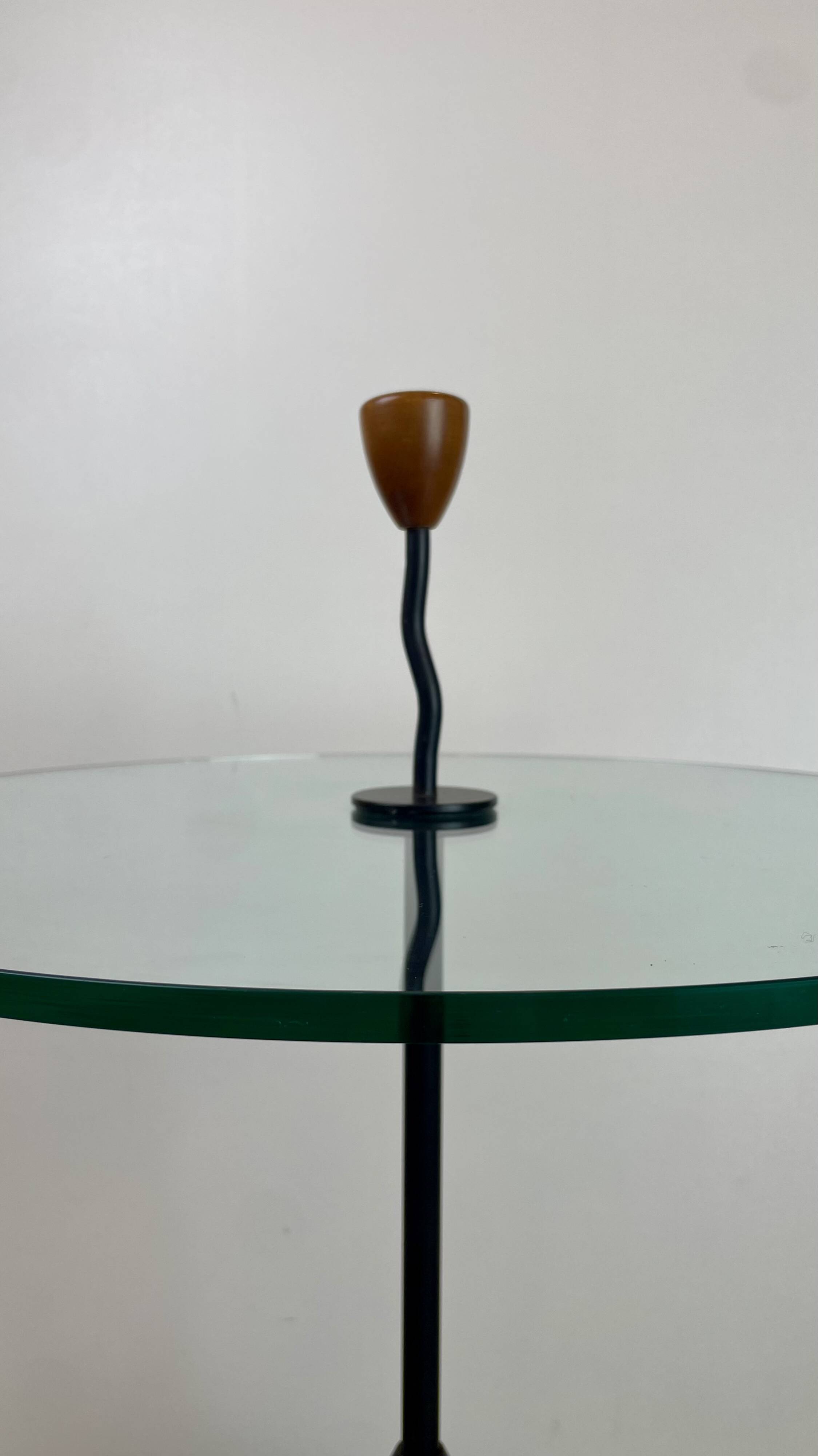 Table d'appoint post-moderne dans le style d'Ettore Sottsass, Italie, années 1980.