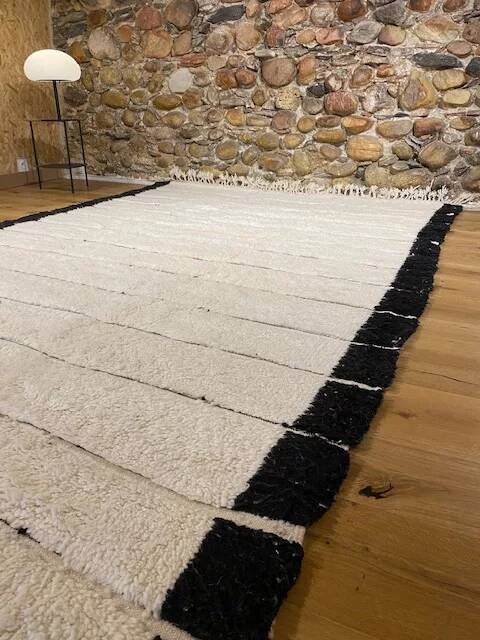 Tapis berbère blanc à bandes noires