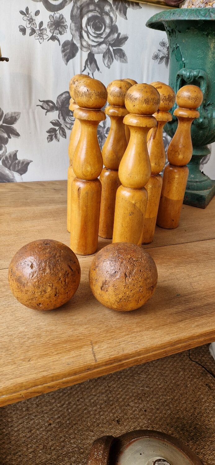 Games of 9 wooden skittles and 2 balls