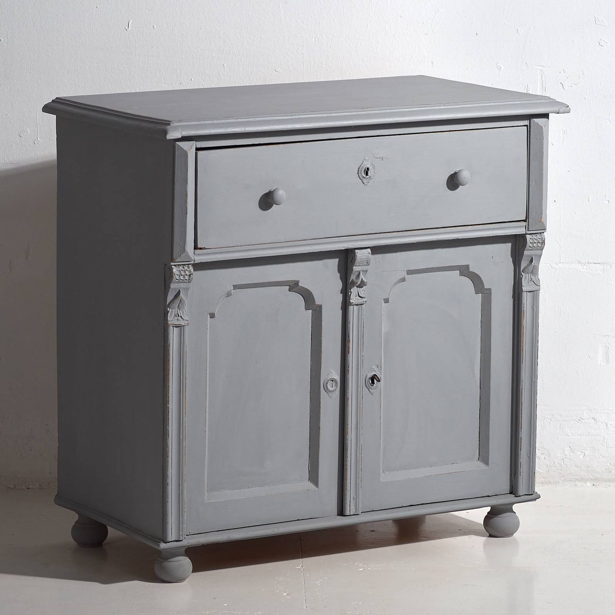 Old living room chest of drawers with two doors (circa 1920) #15