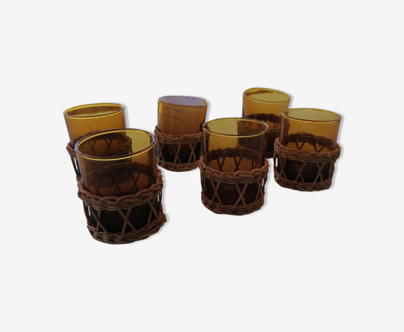 6 petits verres verre soufflé ambre garnis osier 1 fêlé