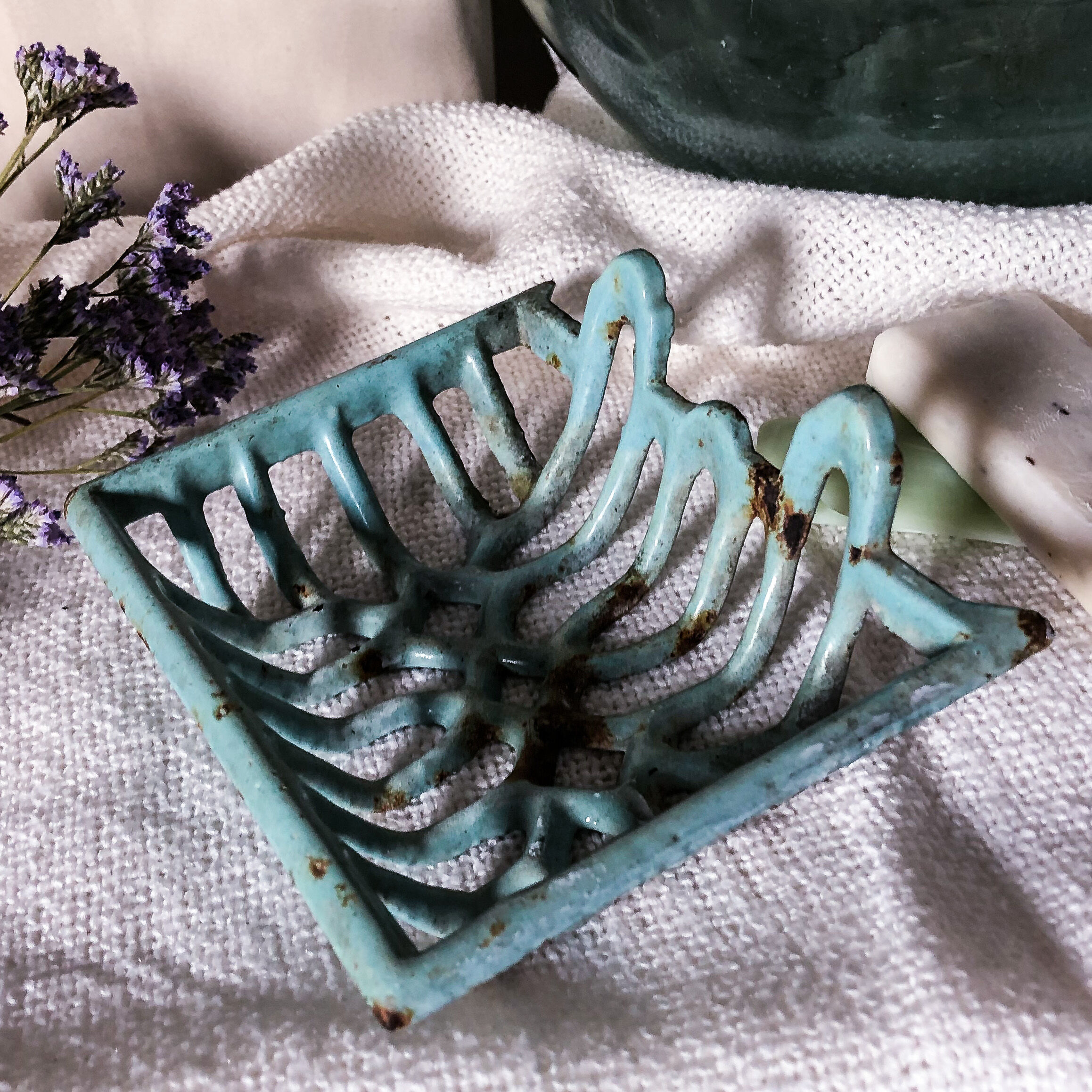 Cast-cast-or-white soap holder