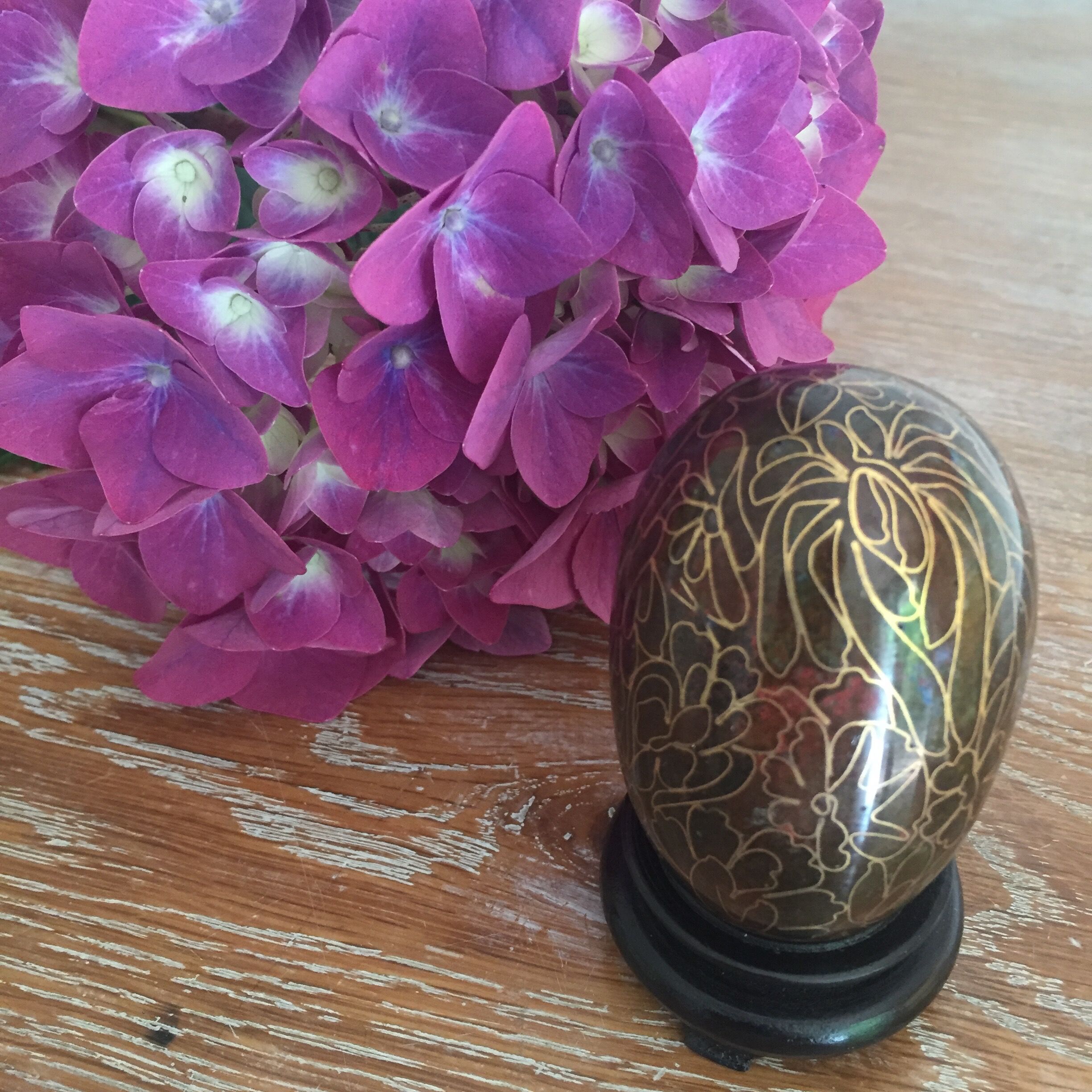 Batch of decorative partitioned eggs