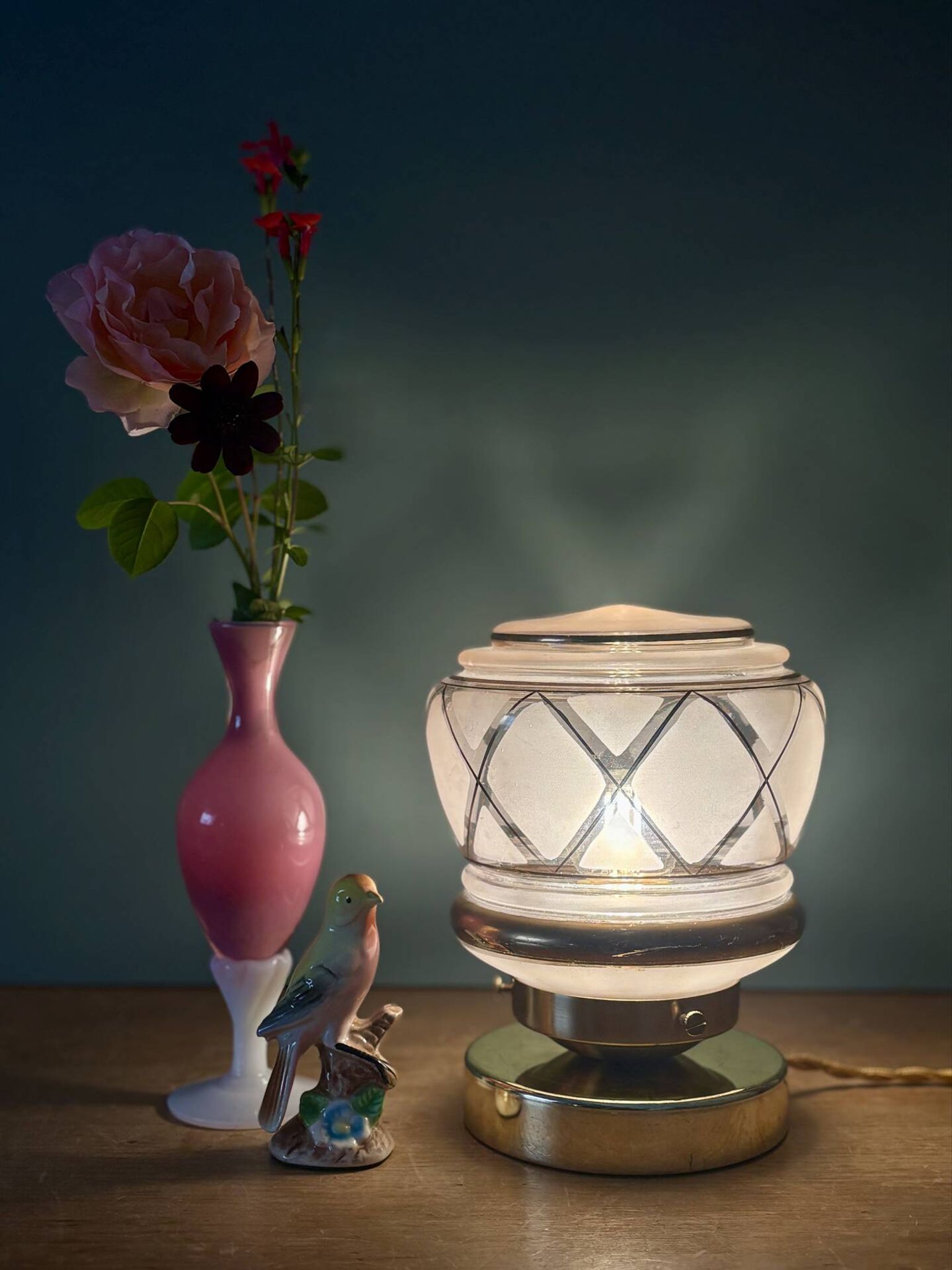 Lampe à poser globe vintage art déco en verre rose et doré